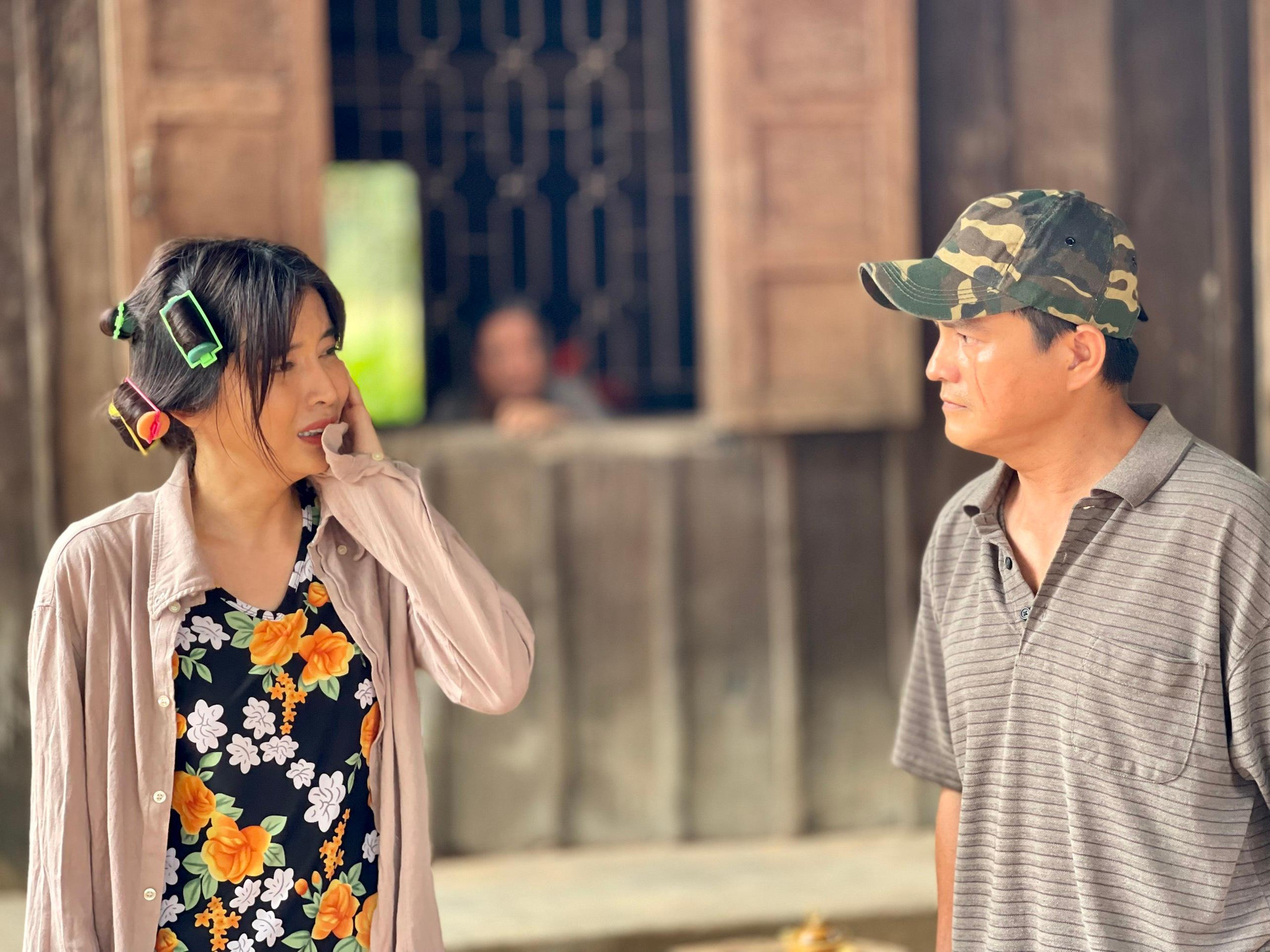 Cao Thái Hà trầy xước chân tay trong cảnh phim với Cao Minh Đạt (vai Khoản). Ảnh: NVCC. Cao Thái Hà trầy xước chân tay trong cảnh phim với Cao Minh Đạt (vai Khoản). Ảnh: NVCC.