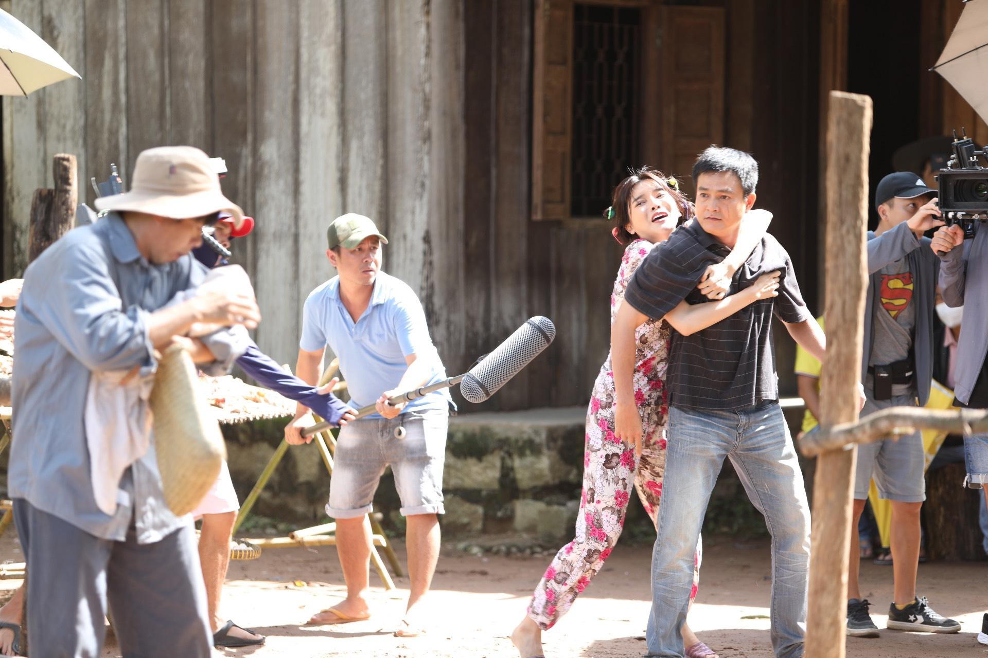 Cao Thái Hà trầy xước chân tay trong cảnh phim với Cao Minh Đạt (vai Khoản). Ảnh: NVCC. Cao Thái Hà trầy xước chân tay trong cảnh phim với Cao Minh Đạt (vai Khoản). Ảnh: NVCC.