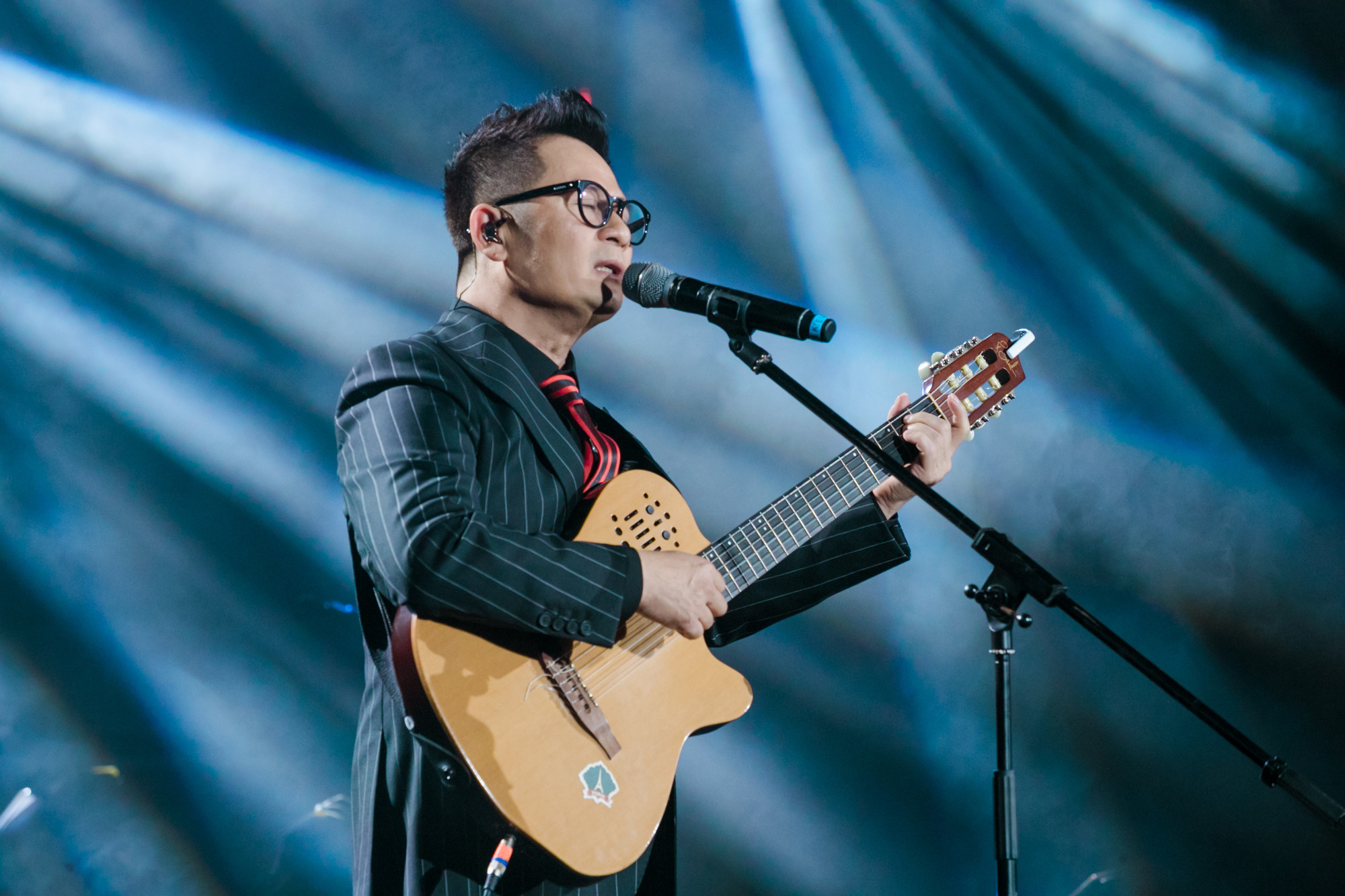 Bằng Kiều hát Mẹ tôi (Trần Tiến) mộc mạc, đầy cảm xúc. Bằng Kiều hát Mẹ tôi (Trần Tiến) mộc mạc, đầy cảm xúc.