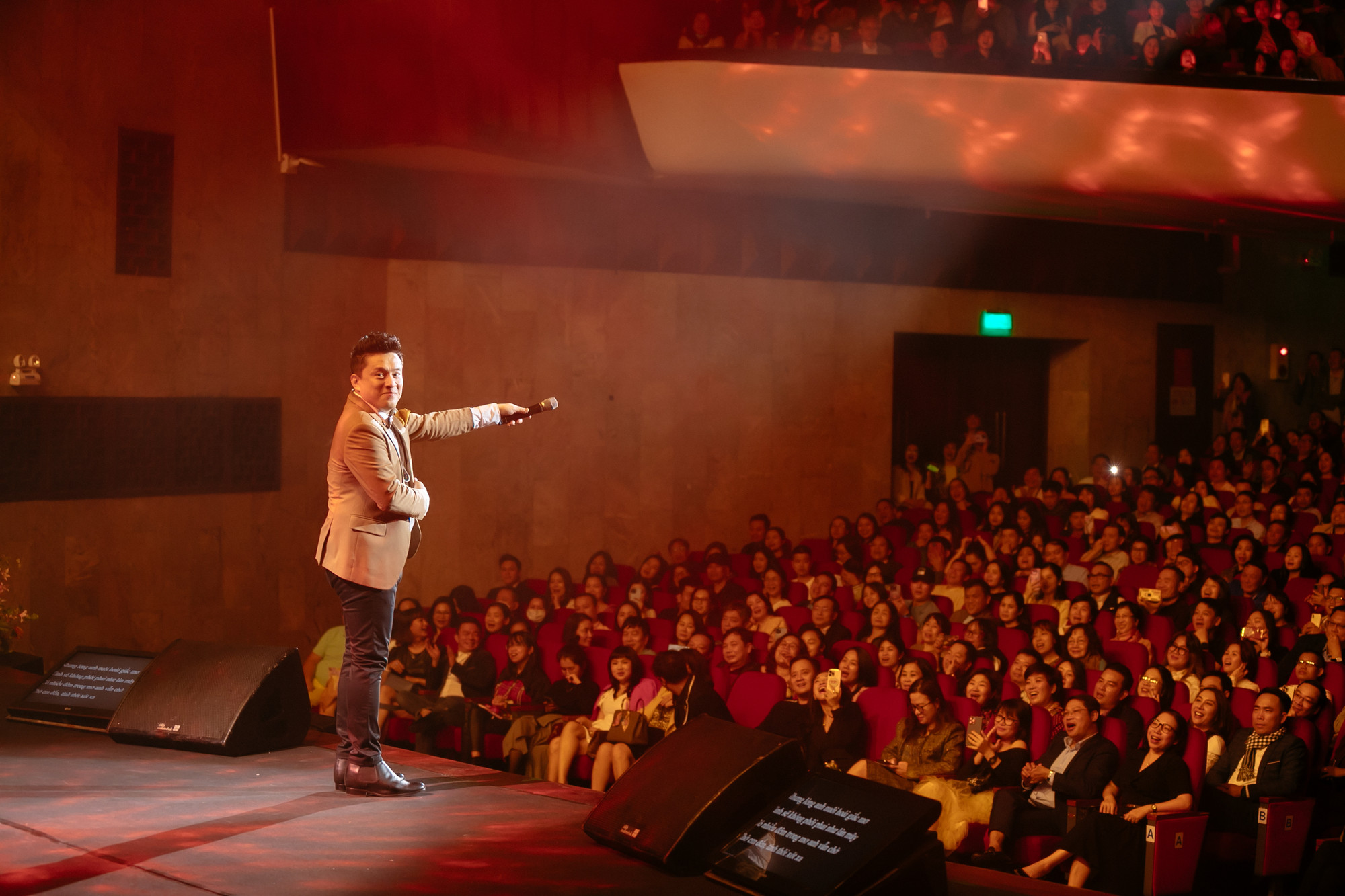 Khán giả vẫn thuộc nằm lòng hit của Lam Trường. Khán giả vẫn thuộc nằm lòng hit của Lam Trường.