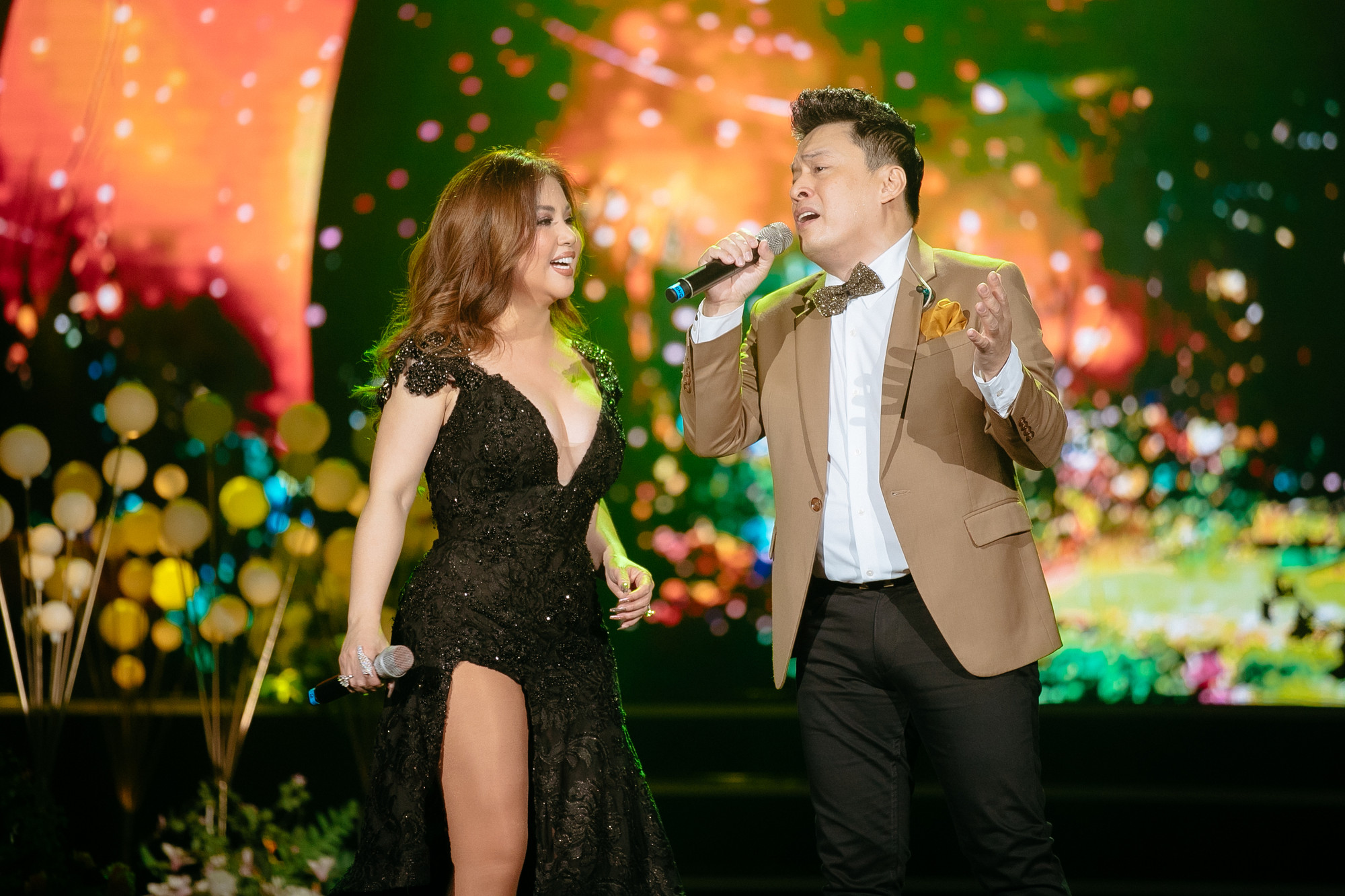 Lam Trường, Minh Tuyết gợi nhớ một thời ca sĩ chỉ việc hát mà không phải lo đầu tư sản xuất. Lam Trường, Minh Tuyết gợi nhớ một thời ca sĩ chỉ việc hát mà không phải lo đầu tư sản xuất.