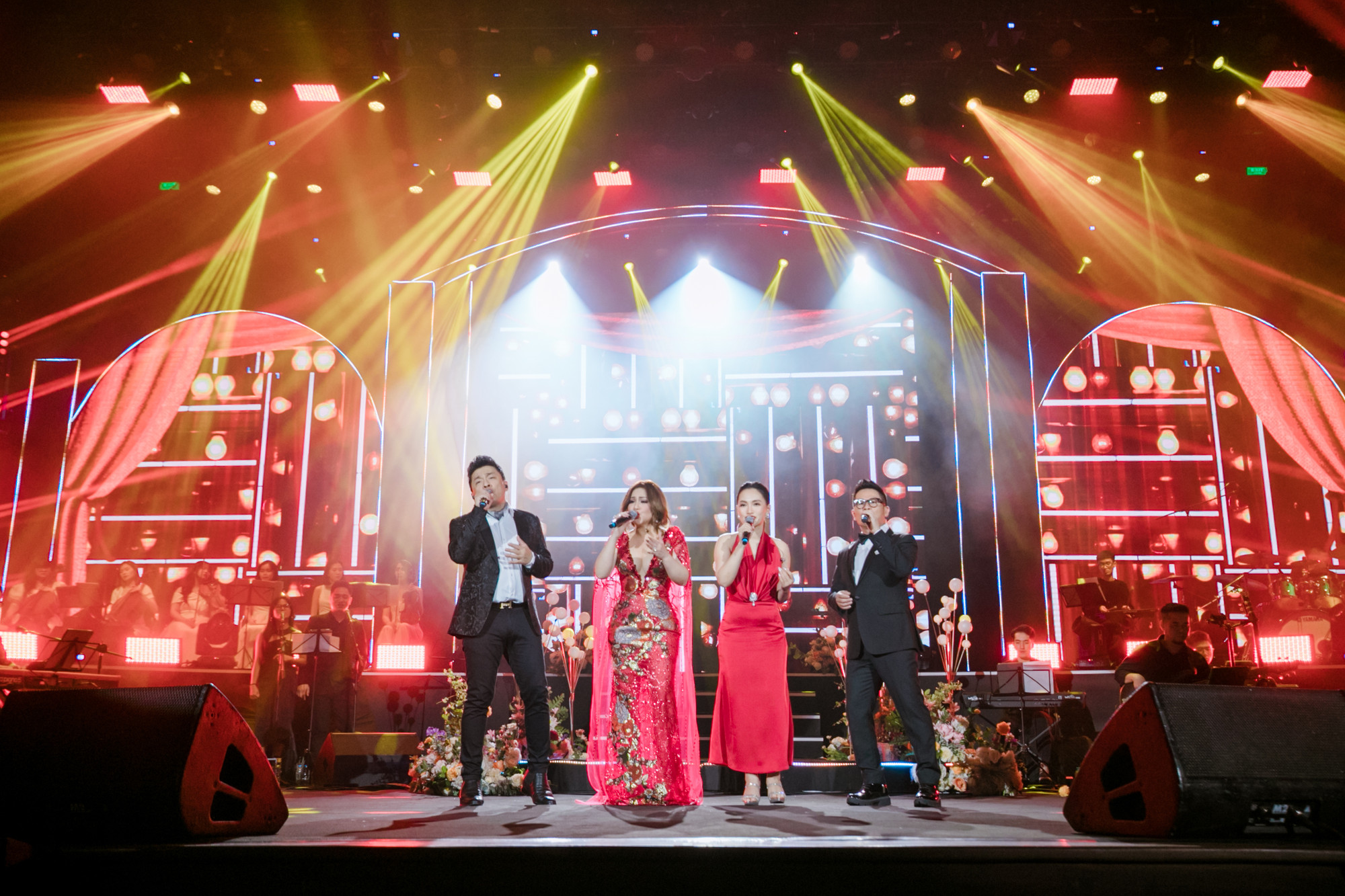 Trong đêm nhạc Bởi vì anh yêu em, Bằng Kiều - Minh Tuyết "mạnh dạn" thể hiện không ít những bài hit của đàn em. Trong đêm nhạc Bởi vì anh yêu em, Bằng Kiều - Minh Tuyết "mạnh dạn" thể hiện không ít những bài hit của đàn em.