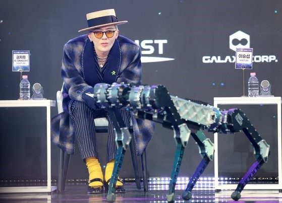 Vào ngày 9/4, ca sĩ G-Dragon đã lên bục vinh quang với tư cách là Kwon Ji Yong, giáo sư thỉnh giảng tại Khoa Kỹ thuật cơ khí của Viện Khoa học và Công nghệ Tiên tiến Hàn Quốc (KAIST). Vào ngày 9/4, ca sĩ G-Dragon đã lên bục vinh quang với tư cách là Kwon Ji Yong, giáo sư thỉnh giảng tại Khoa Kỹ thuật cơ khí của Viện Khoa học và Công nghệ Tiên tiến Hàn Quốc (KAIST).