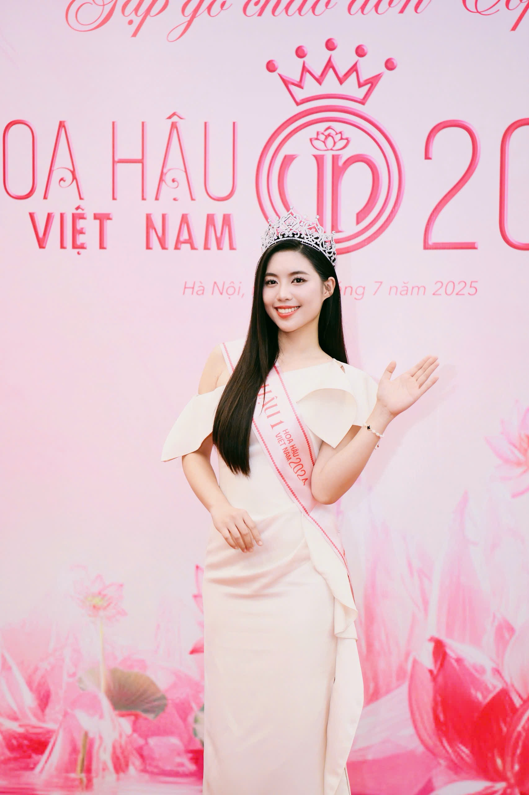 Trong số Top 3 vừa đăng quang Hoa hậu Việt Nam 2024, Trần Ngọc Châu Anh gây ấn tượng bởi gương mặt cá tính, mạnh mẽ. Ngoài ra, cô còn thu hút sự chú ý đặc biệt khi là một nữ quân nhân. Điều này cũng là động lực và áp lực trong hành trình phía trước của Á hậu 1. Trong số Top 3 vừa đăng quang Hoa hậu Việt Nam 2024, Trần Ngọc Châu Anh gây ấn tượng bởi gương mặt cá tính, mạnh mẽ. Ngoài ra, cô còn thu hút sự chú ý đặc biệt khi là một nữ quân nhân. Điều này cũng là động lực và áp lực trong hành trình phía trước của Á hậu 1.