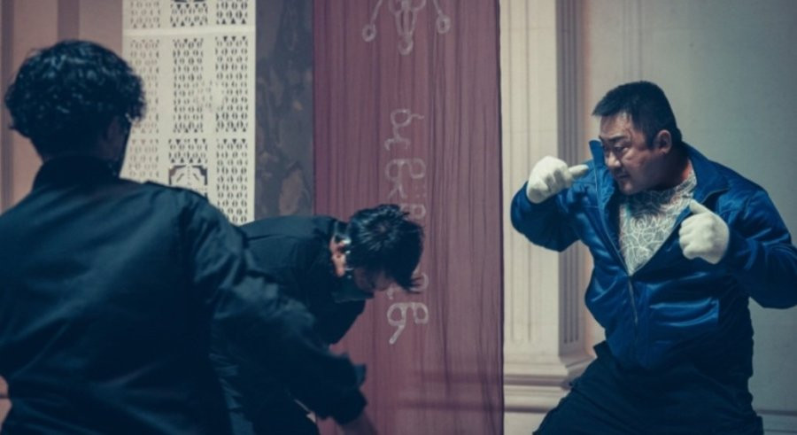 Ma Dong Seok, người đã thể hiện kỹ năng chiến đấu đáng sợ của mình trong loạt phim 'hit' Crime City, sẽ vào vai Bau, người săn quỷ bằng sức mạnh của cú đá và nắm đấm, đồng thời thể hiện những cảnh hành động mới. Ma Dong Seok, người đã thể hiện kỹ năng chiến đấu đáng sợ của mình trong loạt phim 'hit' Crime City, sẽ vào vai Bau, người săn quỷ bằng sức mạnh của cú đá và nắm đấm, đồng thời thể hiện những cảnh hành động mới.