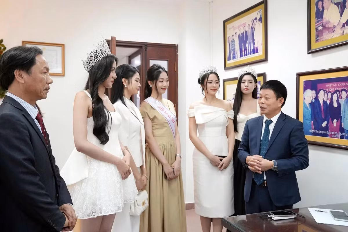 Top 5 Hoa hậu Việt Nam thăm phòng truyền thống và được Tổng biên tập báo Tiền Phong, Nhà báo Phùng Công Sưởng giới thiệu về những dấu mốc đặc biệt trong lịch sử của tờ báo. Top 5 Hoa hậu Việt Nam thăm phòng truyền thống và được Tổng biên tập báo Tiền Phong, Nhà báo Phùng Công Sưởng giới thiệu về những dấu mốc đặc biệt trong lịch sử của tờ báo.
