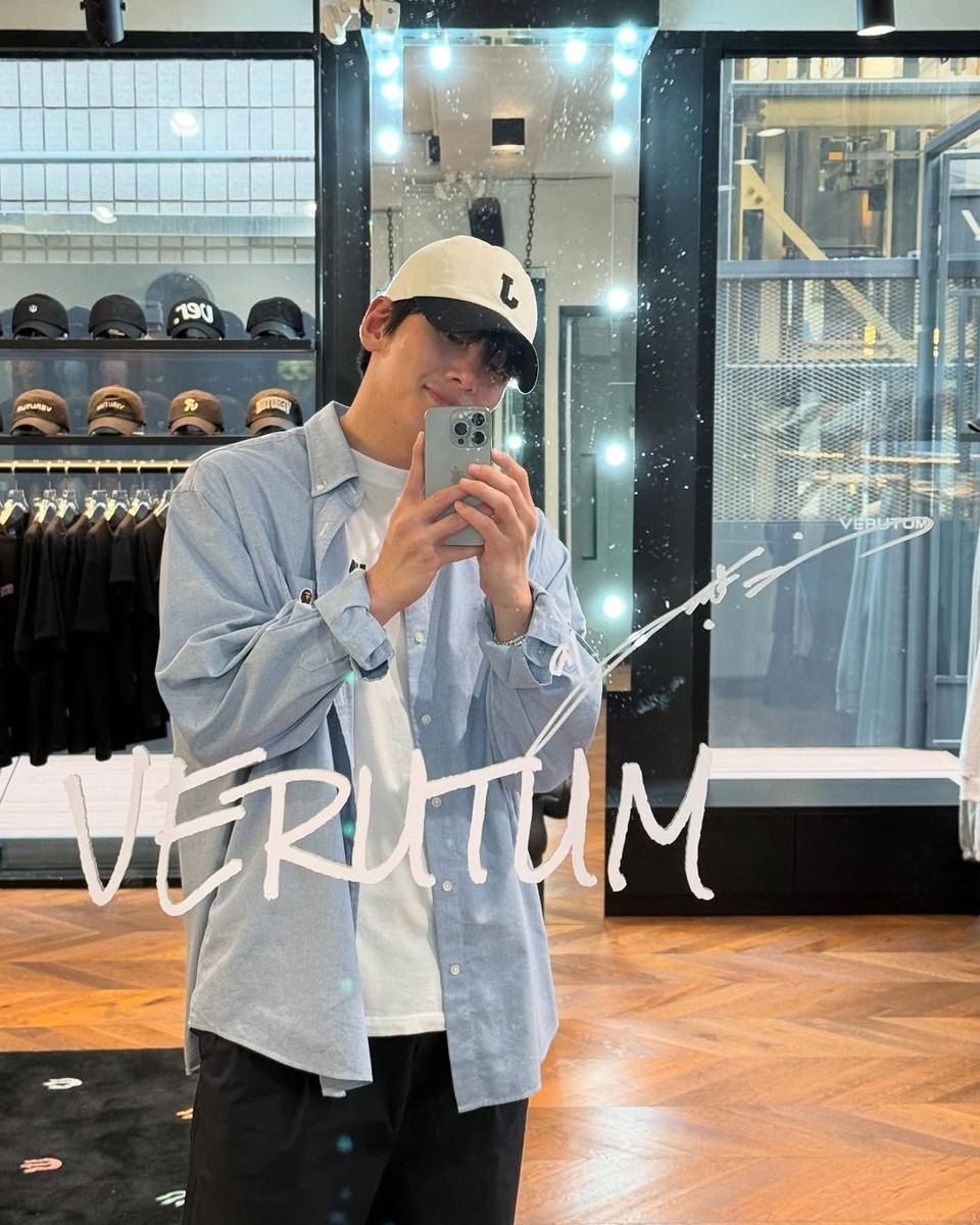 Ji Chang Wook luôn toát lên vẻ ngoài bạn trai hoàn hảo dù chỉ với chiếc áo sơ mi xanh nhạt. Ji Chang Wook sẽ kết hợp với Doh Kyung Soo trong bộ phim trả thù sắp tới của Disney+, The Manipulated ra mắt vào nửa cuối năm 2025.