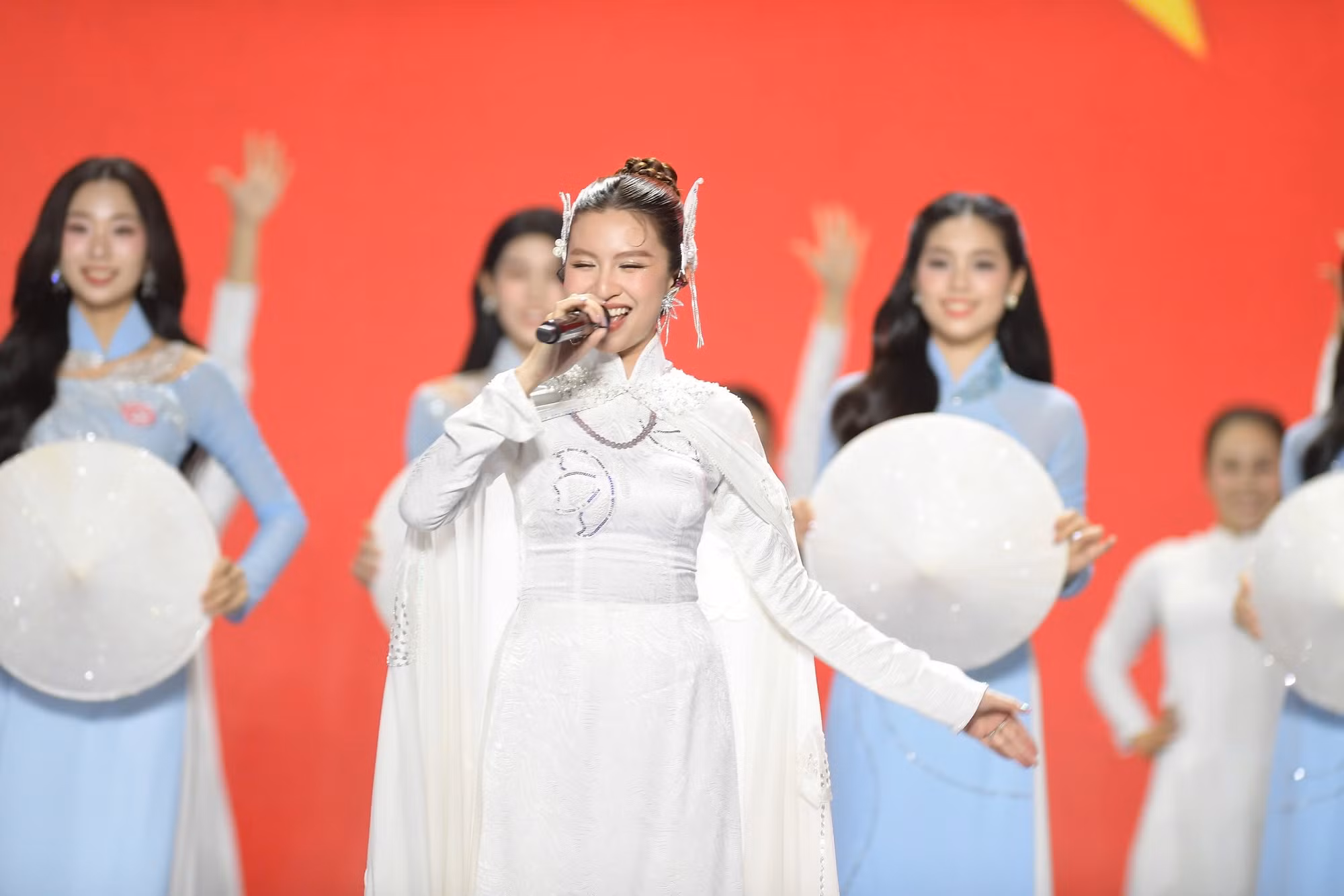 Satila Hồng Vịnh trình diễn ca khúc Việt Nam hào quang rực sáng. Đây là bài hát Satila Hồng Vịnh sáng tác riêng cho đêm chung khảo của Hoa hậu Việt Nam 2024.