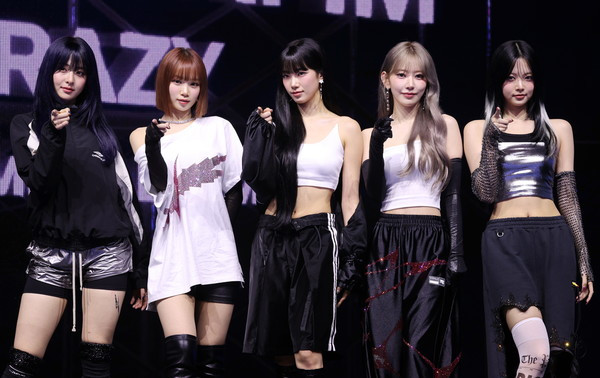 Bài hát Smart trong mini-album thứ ba của nhóm nhạc nữ LE SSERAFIM đã vượt qua 300 triệu lượt phát trực tuyến trên Spotify, nền tảng âm nhạc lớn nhất thế giới, cụ thể là 324.425.000 lượt xem dựa trên bảng xếp hạng tính đến ngày 6/3. Bài hát nhận được nhiều sự yêu thích vì giai điệu nhịp nhàng và lời bài hát truyền tải ý chí mạnh mẽ của các thành viên. LE SSERAFIM hiện có 12 bài hát đạt hơn 100 triệu lượt phát trực tuyến, bao gồm cả ANTIFRAGILE đã đạt 500 triệu lượt phát trực tuyến trên Spotify. LE SSERAFIM dự kiến phát hành mini-album thứ năm HOT vào ngày 14/3.