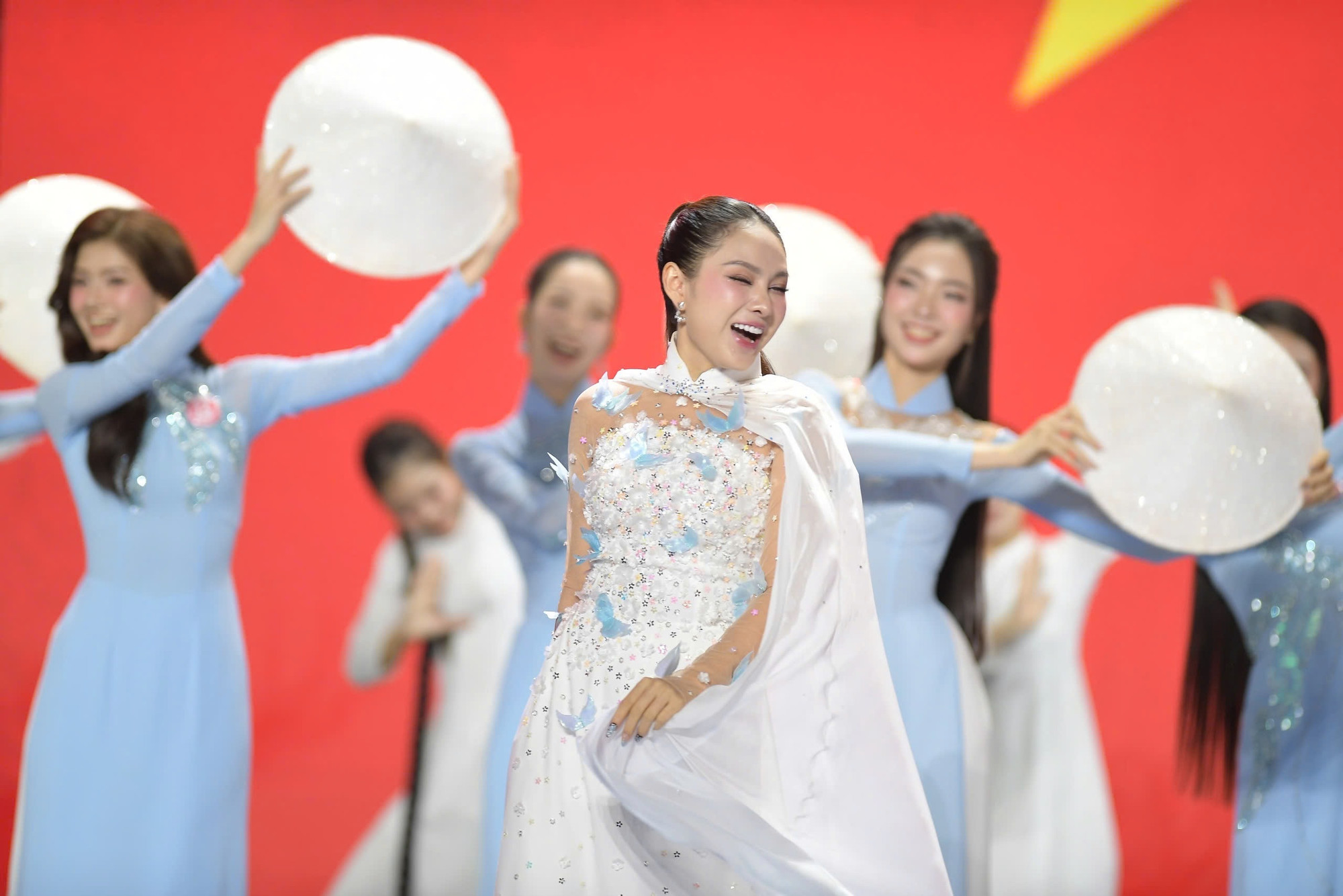 Lưu Hiền Trinh trình diễn ca khúc Việt Nam hào quang rực sáng.