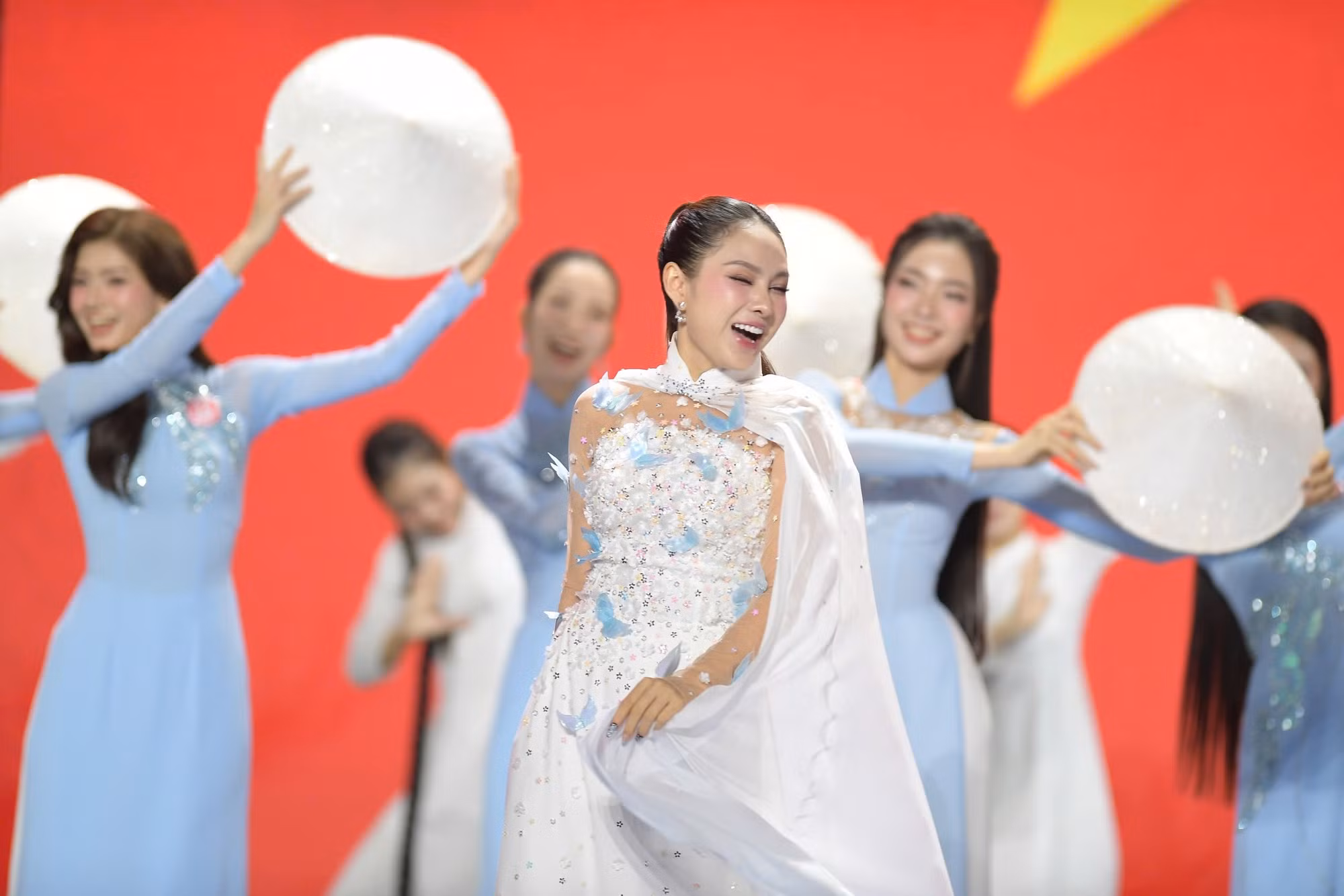 Lưu Hiền Trinh trình diễn ca khúc Việt Nam hào quang rực sáng.