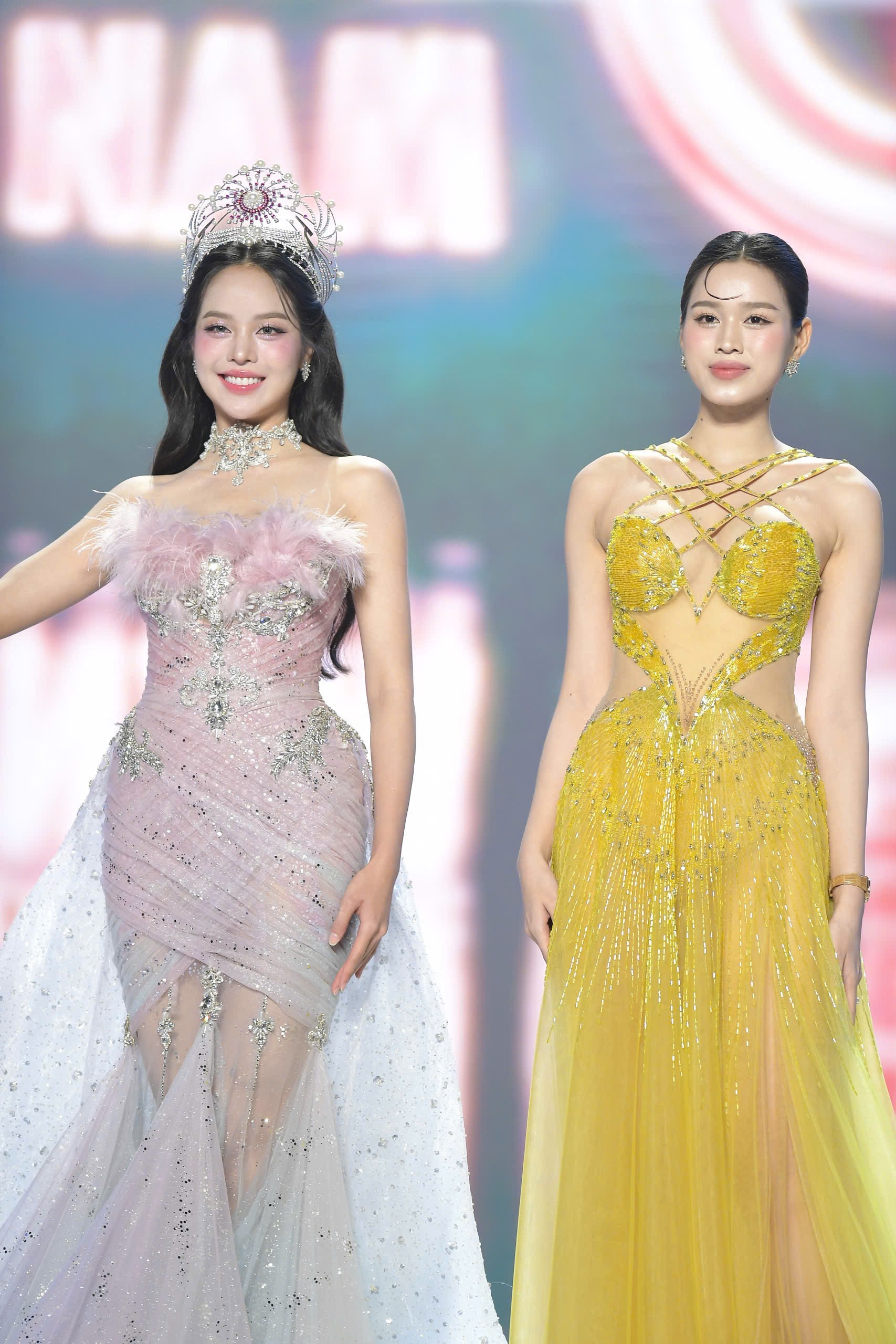 Hoa hậu Thanh Thuỷ (trái) và Hoa hậu Đỗ Thị Hà xuất hiện lộng lẫy, với những bước catwalk uyển chuyển, khoe thần thái 'ngút ngàn' và đường cong nuột nà cùng nhan sắc ngày càng thăng hạng.