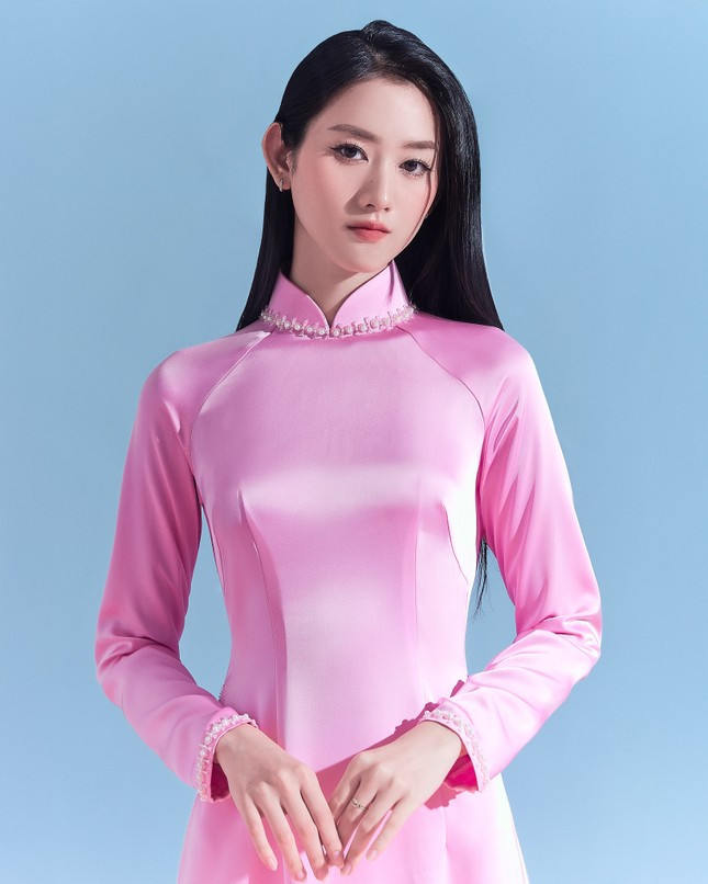 Ngô Trần Hải Yến, 1 trong 41 thí sinh lọt vào vòng chung khảo đến từ trường ĐH Công nghiệp TP. HCM: " Tham gia Hoa hậu Việt Nam 2024, mình mong muốn học hỏi thêm được nhiều thứ, ngoài kỹ năng mềm như trình diễn sân khấu, sự tự tin… Mình còn mong kết nối thêm rất nhiều người bạn. Sau khi trải qua vòng nhân trắc học và phỏng vấn với giám khảo, đồng thời cũng nhìn nhận từ các bạn thí sinh khác, mình cảm thấy bản thân cần trau chuốt về cả ngoại hình lẫn tri thức. Bước được vào Chung khảo, mình nghĩ, hành trình sắp tới sẽ cần nhiều sự hỗ trợ, góp ý và chia sẻ từ tất cả mọi người". Ngô Trần Hải Yến, 1 trong 41 thí sinh lọt vào vòng chung khảo đến từ trường ĐH Công nghiệp TP. HCM: " Tham gia Hoa hậu Việt Nam 2024, mình mong muốn học hỏi thêm được nhiều thứ, ngoài kỹ năng mềm như trình diễn sân khấu, sự tự tin… Mình còn mong kết nối thêm rất nhiều người bạn. Sau khi trải qua vòng nhân trắc học và phỏng vấn với giám khảo, đồng thời cũng nhìn nhận từ các bạn thí sinh khác, mình cảm thấy bản thân cần trau chuốt về cả ngoại hình lẫn tri thức. Bước được vào Chung khảo, mình nghĩ, hành trình sắp tới sẽ cần nhiều sự hỗ trợ, góp ý và chia sẻ từ tất cả mọi người".