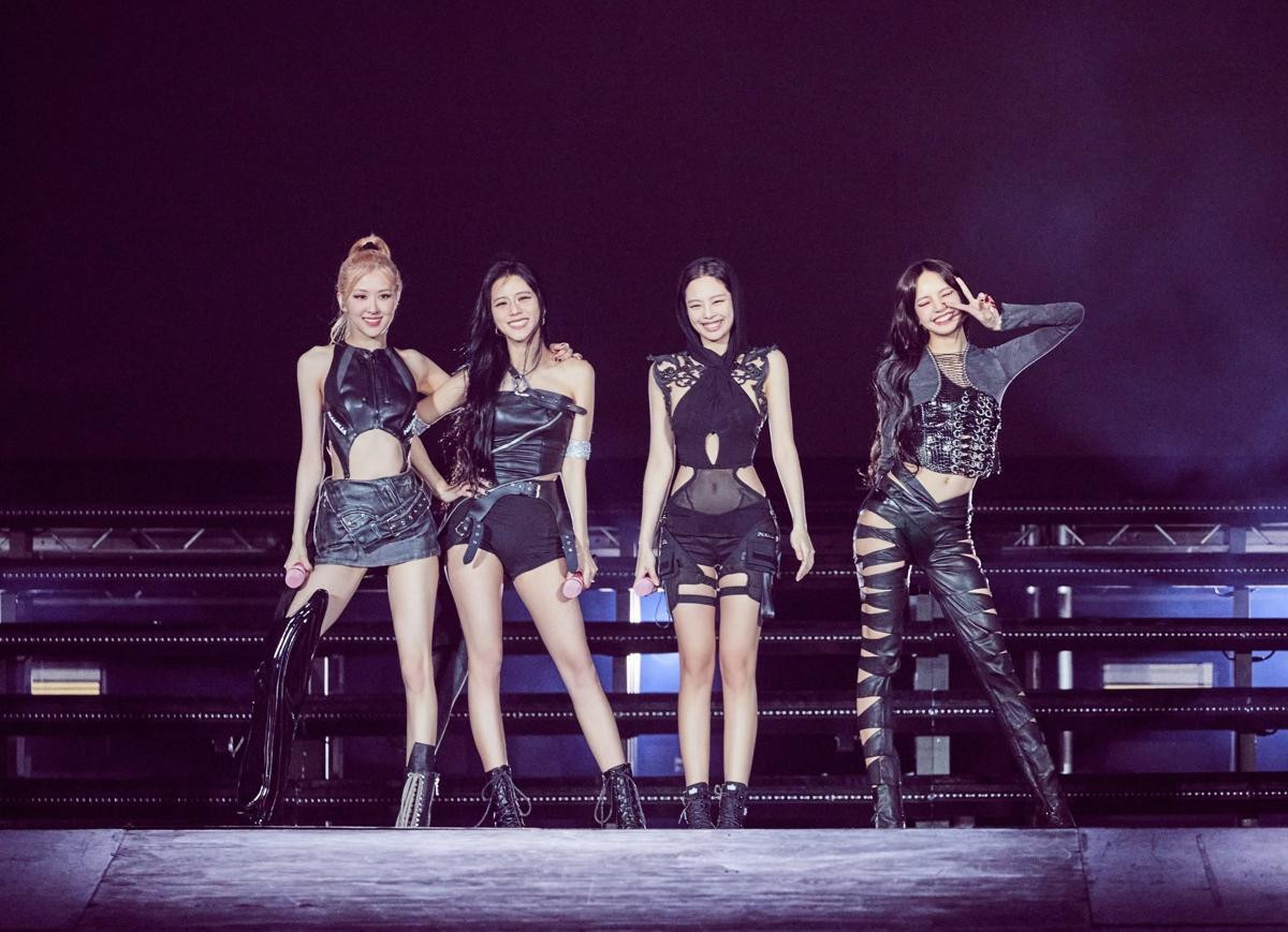 Nhóm nhạc nữ hàng đầu BLACKPINK, gồm Jisoo, Jennie, Rosé và Lisa, dường như đang chuẩn bị cho sự trở lại rất được mong đợi vào tháng Sáu, với một album mới. Bốn thành viên đều đã chủ động điều chỉnh lịch trình cá nhân để tập trung vào các hoạt động của nhóm. Nếu được xác nhận, đây sẽ là lần đầu tiên nhóm phát hành album sau khoảng 2 năm 9 tháng, từ album đầy đủ thứ hai vô cùng thành công, BORN PINK, vào tháng 9/2022. Sự xôn xao quanh việc trở lại của BLACKPINK ngày càng gia tăng, sau khi nhóm chính thức xác nhận chuyến lưu diễn vòng quanh thế giới BLACKPINK 2025, dự kiến bắt đầu vào đầu tháng Bảy. Cư dân mạng hiện đang suy đoán rằng, thời điểm này không phải là ngẫu nhiên và album mới được mong đợi từ lâu sẽ được phát hành vào tháng Sáu để phù hợp với thời điểm bắt đầu chuyến lưu diễn của họ. Mặc dù YG Entertainment vẫn chưa đưa ra bất kỳ tuyên bố chính thức nào, nhưng giới truyền thông trong và ngoài nước đang theo dõi sát sao mọi động thái của BLACKPINK vì chuyến lưu diễn vòng quanh thế giới mang tính lịch sử BORN PINK của họ đã phá vỡ mọi kỷ lục hiện có tại thời điểm đó, trở thành chuyến lưu diễn có doanh thu cao nhất trong lịch sử của một nhóm nhạc châu Á, thu về hơn 331,8 triệu đô la, từ 1.815.183 vé được bán ra trong 66 buổi biểu diễn. Nhóm nhạc nữ hàng đầu BLACKPINK, gồm Jisoo, Jennie, Rosé và Lisa, dường như đang chuẩn bị cho sự trở lại rất được mong đợi vào tháng Sáu, với một album mới. Bốn thành viên đều đã chủ động điều chỉnh lịch trình cá nhân để tập trung vào các hoạt động của nhóm. Nếu được xác nhận, đây sẽ là lần đầu tiên nhóm phát hành album sau khoảng 2 năm 9 tháng, từ album đầy đủ thứ hai vô cùng thành công, BORN PINK, vào tháng 9/2022. Sự xôn xao quanh việc trở lại của BLACKPINK ngày càng gia tăng, sau khi nhóm chính thức xác nhận chuyến lưu diễn vòng quanh thế giới BLACKPINK 2025, dự kiến bắt đầu vào đầu tháng Bảy. Cư dân mạng hiện đang suy đoán rằng, thời điểm này không phải là ngẫu nhiên và album mới được mong đợi từ lâu sẽ được phát hành vào tháng Sáu để phù hợp với thời điểm bắt đầu chuyến lưu diễn của họ. Mặc dù YG Entertainment vẫn chưa đưa ra bất kỳ tuyên bố chính thức nào, nhưng giới truyền thông trong và ngoài nước đang theo dõi sát sao mọi động thái của BLACKPINK vì chuyến lưu diễn vòng quanh thế giới mang tính lịch sử BORN PINK của họ đã phá vỡ mọi kỷ lục hiện có tại thời điểm đó, trở thành chuyến lưu diễn có doanh thu cao nhất trong lịch sử của một nhóm nhạc châu Á, thu về hơn 331,8 triệu đô la, từ 1.815.183 vé được bán ra trong 66 buổi biểu diễn.