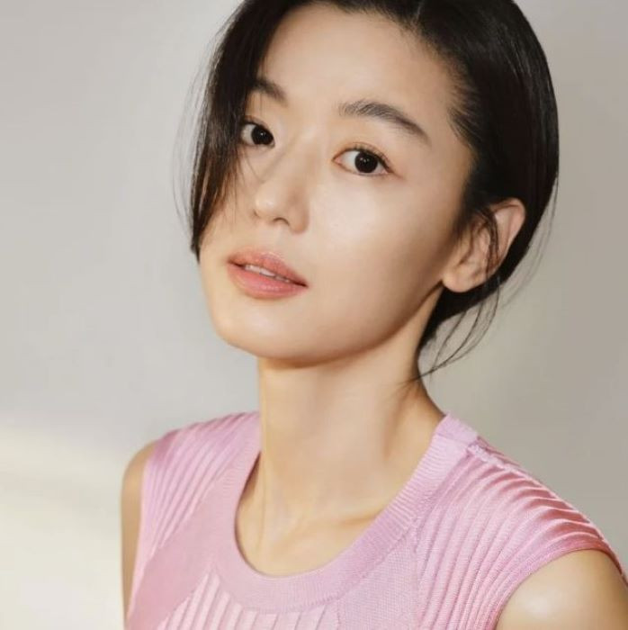 Jun Ji Hyun sắp tới sẽ tham gia North Star, bộ phim được mong đợi nhất năm 2025 cùng Kang Dong Won và John Cho. Phim là quá trình tìm kiếm sự thật và âm mưu ẩn giấu đằng sau một sự cố lớn đe dọa Bán đảo Triều Tiên diễn ra một cách ngoạn mục, đan xen câu chuyện của những điệp viên bị mất danh tính đang cố gắng tìm lại chính mình. Jun Ji Hyun sắp tới sẽ tham gia North Star, bộ phim được mong đợi nhất năm 2025 cùng Kang Dong Won và John Cho. Phim là quá trình tìm kiếm sự thật và âm mưu ẩn giấu đằng sau một sự cố lớn đe dọa Bán đảo Triều Tiên diễn ra một cách ngoạn mục, đan xen câu chuyện của những điệp viên bị mất danh tính đang cố gắng tìm lại chính mình.