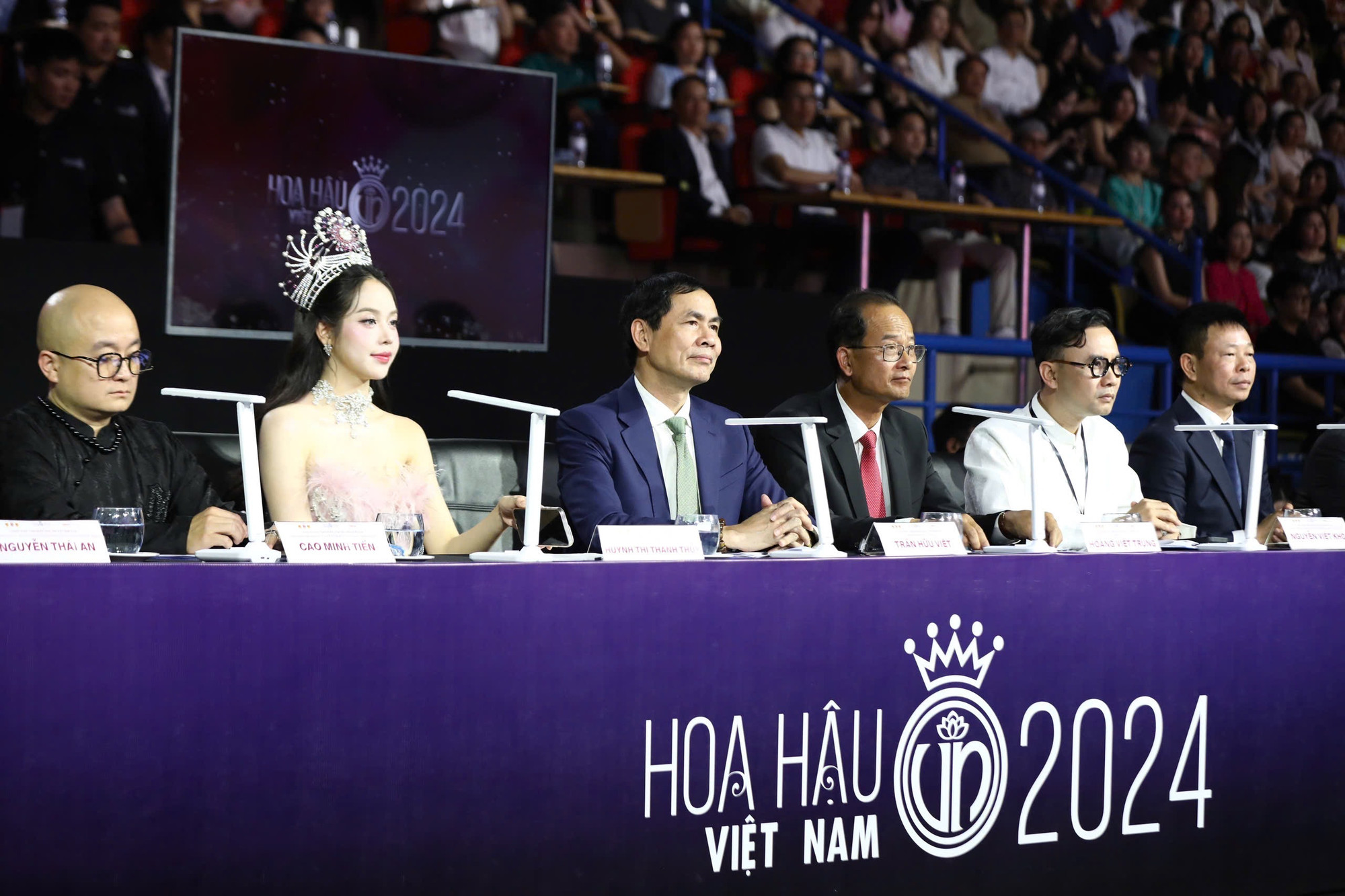 Thành viên Ban tổ chức và Ban giám khảo sẵn sàng để chọn ra những ứng viên vương miện sáng giá bước vào đêm Chung kết.