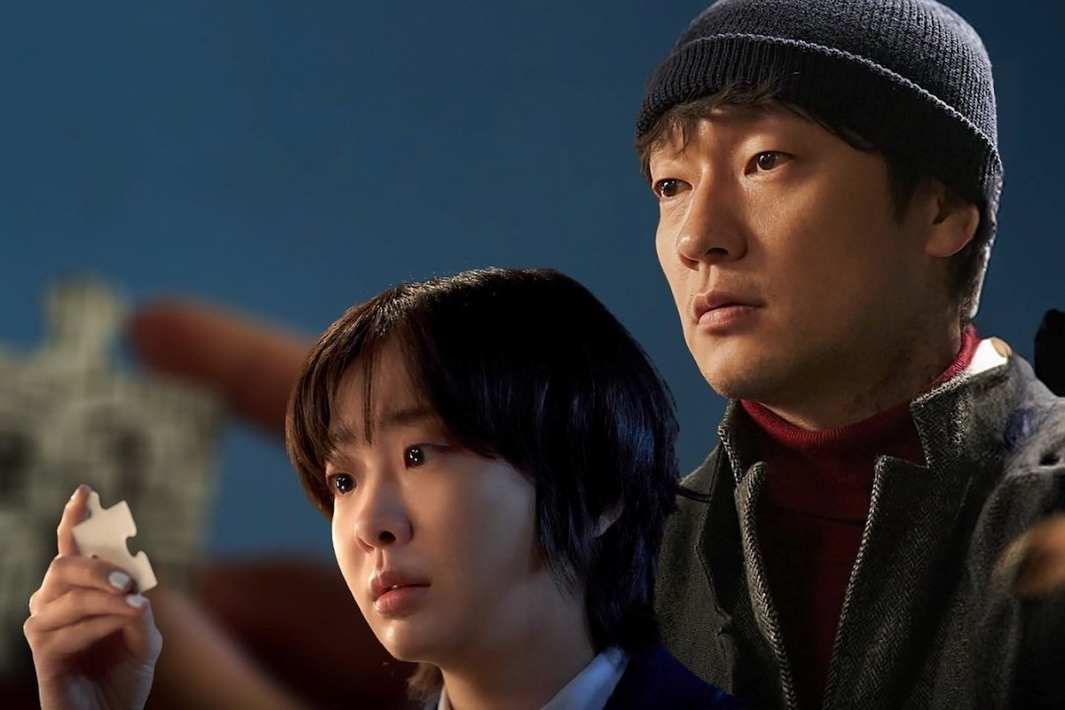 Nine Puzzles của Disney+ phát sóng ngày 21/5, là phim kinh dị bí ẩn theo chân chuyên gia phân tích tâm lý Yoon Yi Na (Kim Da Mi), nhân chứng duy nhất trong một vụ án chưa được giải quyết từ 10 năm trước, và thám tử Kim Han Saem (Son Suk Ku), người vẫn tin cô là nghi phạm, khi họ khám phá ra những bí mật của vụ án giết người hàng loạt mới bắt đầu bằng một mảnh ghép bí ẩn. Nine Puzzles của Disney+ phát sóng ngày 21/5, là phim kinh dị bí ẩn theo chân chuyên gia phân tích tâm lý Yoon Yi Na (Kim Da Mi), nhân chứng duy nhất trong một vụ án chưa được giải quyết từ 10 năm trước, và thám tử Kim Han Saem (Son Suk Ku), người vẫn tin cô là nghi phạm, khi họ khám phá ra những bí mật của vụ án giết người hàng loạt mới bắt đầu bằng một mảnh ghép bí ẩn.