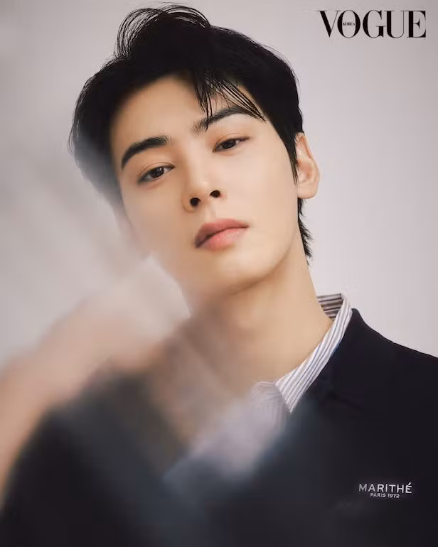 Nếu 'thiên tài gương mặt' Cha Eun Woo vượt qua kỳ thi tuyển quân nhạc, anh sẽ nhập ngũ vào tháng Bảy này. Dù vậy, ngoại hình của ca sĩ, nam diễn viên này luôn là cái gì đó rất đặc biệt, thu hút quảng cáo và được công nhận là 'người tình trong mơ của mọi người', kể cả trong ngành giải trí.