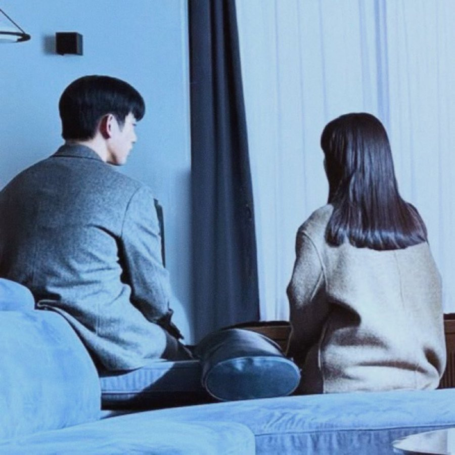 Our Unwritten Seoul đang tạo nên tiếng vang khi nữ diễn viên Park Bo Young lần đầu thử sức ở hai tuyến nhân vật sinh đôi song song cùng với sự kết hợp mới mẻ của Park Jin Young (vai Lee Ho Soo) và Ryu Kyung Soo (vai Han Se Jin). Các nhân vật mà các diễn viên thổi hồn vào trên phim trường và trong video được toàn bộ ê-kíp lẫn nhà sản xuất nhận định là sống động và rõ ràng hơn nhiều so với các nhân vật trong kịch bản, chắc chắn người xem cũng sẽ yêu thích sự đáng yêu từ độ phân giải khác nhau do ba diễn viên tạo ra. Bộ phim truyền hình của tvN được thể hiện bằng sự chân thành trìu mến với hy vọng sẽ mang đến chút an ủi cho trái tim mệt mỏi của mọi người sẽ phát sóng vào thứ Bảy - Chủ Nhật, bắt đầu từ ngày 24/5. Our Unwritten Seoul đang tạo nên tiếng vang khi nữ diễn viên Park Bo Young lần đầu thử sức ở hai tuyến nhân vật sinh đôi song song cùng với sự kết hợp mới mẻ của Park Jin Young (vai Lee Ho Soo) và Ryu Kyung Soo (vai Han Se Jin). Các nhân vật mà các diễn viên thổi hồn vào trên phim trường và trong video được toàn bộ ê-kíp lẫn nhà sản xuất nhận định là sống động và rõ ràng hơn nhiều so với các nhân vật trong kịch bản, chắc chắn người xem cũng sẽ yêu thích sự đáng yêu từ độ phân giải khác nhau do ba diễn viên tạo ra. Bộ phim truyền hình của tvN được thể hiện bằng sự chân thành trìu mến với hy vọng sẽ mang đến chút an ủi cho trái tim mệt mỏi của mọi người sẽ phát sóng vào thứ Bảy - Chủ Nhật, bắt đầu từ ngày 24/5.