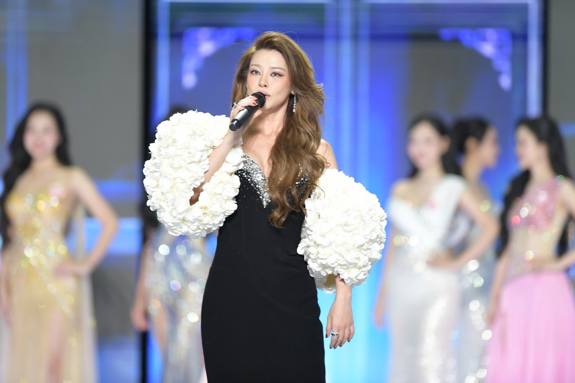 Ca sĩ Bùi Lan Hương trình diễn ca khúc Nữ hoàng, với sự hỗ trợ của dàn nhạc giao hưởng ASP ORCHESTRA.