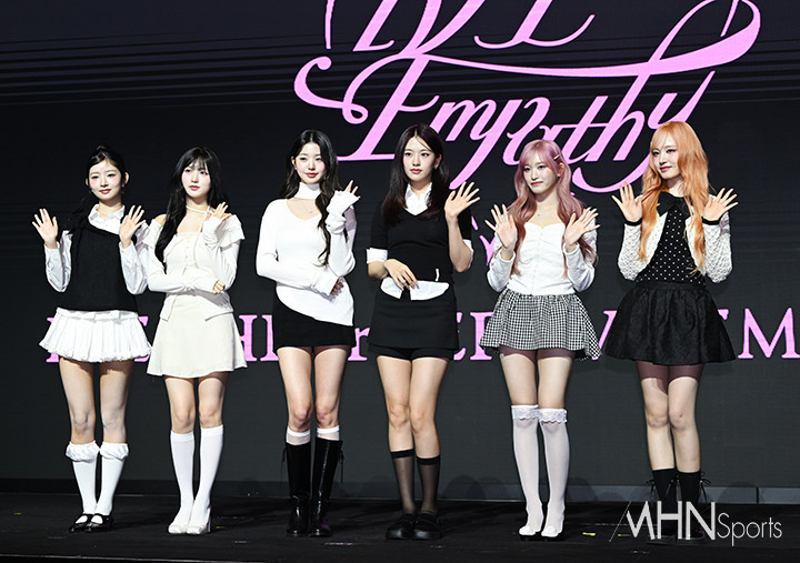 Ca khúc chủ đề Revel Heart trong mini-album thứ ba IVE EMPATHY của Ive đã giữ vững vị trí đầu bảng xếp hạng hàng tuần của Bugs, một trang web phát nhạc trực tuyến lớn trong nước, trong 6 tuần liên tiếp. Bài hát này cũng cho thấy sức ảnh hưởng của mình như một ca khúc 'hit' khi chiếm vị trí đầu tiên trên bảng xếp hạng hàng tuần của Melon và Genie cũng như bảng xếp hạng bài hát phổ biến hàng tuần của Hàn Quốc trên YouTube. Thành tích trên các bảng xếp hạng toàn cầu cũng đáng chú ý. Rebel Heart lọt vào bảng xếp hạng Global 200 và Global (Exclude US) của Billboard Hoa Kỳ trong năm tuần liên tiếp, đồng thời cũng xếp hạng trên bảng xếp hạng Hot 100 và Streaming Songs của Billboard Nhật Bản trong 6 tuần liên tiếp, chứng minh đầy đủ vị thế mạnh mẽ của IVE trong ngành công nghiệp âm nhạc cả trong nước lẫn quốc tế. Một ca khúc chủ đề khác, Attitude, cũng đứng đầu bảng xếp hạng Bugs Weekly trong 3 tuần liên tiếp cũng như trong Hot 100, Streaming Songs của Billboard Nhật Bản và Weekly Streaming Ranking của Oricon trong 3 tuần liên tiếp. IVE sẽ gặp gỡ người hâm mộ tại 2025 IVE THE 3RD FAN CONCERT 'IVE SCOUT được tổ chức tại KSPO Dome (trước đây là Nhà thi đấu thể dục dụng cụ) ở công viên Olympic, Seoul vào ngày 5 và 6/4. Ca khúc chủ đề Revel Heart trong mini-album thứ ba IVE EMPATHY của Ive đã giữ vững vị trí đầu bảng xếp hạng hàng tuần của Bugs, một trang web phát nhạc trực tuyến lớn trong nước, trong 6 tuần liên tiếp. Bài hát này cũng cho thấy sức ảnh hưởng của mình như một ca khúc 'hit' khi chiếm vị trí đầu tiên trên bảng xếp hạng hàng tuần của Melon và Genie cũng như bảng xếp hạng bài hát phổ biến hàng tuần của Hàn Quốc trên YouTube. Thành tích trên các bảng xếp hạng toàn cầu cũng đáng chú ý. Rebel Heart lọt vào bảng xếp hạng Global 200 và Global (Exclude US) của Billboard Hoa Kỳ trong năm tuần liên tiếp, đồng thời cũng xếp hạng trên bảng xếp hạng Hot 100 và Streaming Songs của Billboard Nhật Bản trong 6 tuần liên tiếp, chứng minh đầy đủ vị thế mạnh mẽ của IVE trong ngành công nghiệp âm nhạc cả trong nước lẫn quốc tế. Một ca khúc chủ đề khác, Attitude, cũng đứng đầu bảng xếp hạng Bugs Weekly trong 3 tuần liên tiếp cũng như trong Hot 100, Streaming Songs của Billboard Nhật Bản và Weekly Streaming Ranking của Oricon trong 3 tuần liên tiếp. IVE sẽ gặp gỡ người hâm mộ tại 2025 IVE THE 3RD FAN CONCERT 'IVE SCOUT được tổ chức tại KSPO Dome (trước đây là Nhà thi đấu thể dục dụng cụ) ở công viên Olympic, Seoul vào ngày 5 và 6/4.