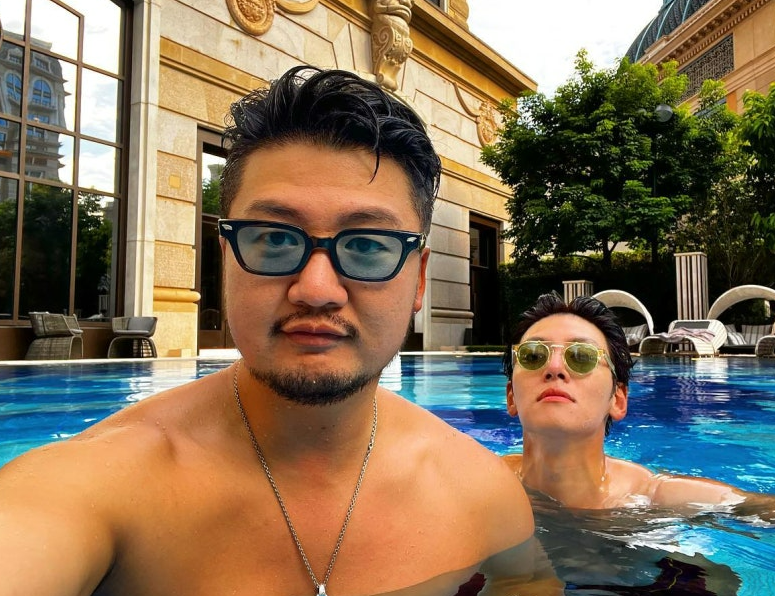 Bang Ki Goo là quản lý, kiêm luôn giám đốc điều hành công ty hiện tại, đồng thời là bạn thân 20 năm của Ji Chang Wook và đã ở bên anh từ thời trung học. Cả hai đã duy trì mối quan hệ thân thiết kể từ năm 2011, khi họ lần đầu tiên cùng nhau thành lập một công ty quản lý, cùng nhau trải qua những thăng trầm. Ji Chang Wook kể về Bang Ki Woo với sự biết ơn, tri kỷ: &quot;Quản lý của tôi dừng lại ở mỗi trạm dừng chân để ngủ, vì vậy phải mất 9 tiếng để đến một nơi lẽ ra chỉ mất 2-3 tiếng. Cuối cùng, tôi phải lái xe. Có những khoảng thời gian chúng tôi cãi nhau rất nhiều. Nó căng thẳng trong khoảng 3 năm. Chúng tôi thực sự đã cãi nhau rất nhiều ở bãi đậu xe ngầm sau khi lịch trình của chúng tôi kết thúc. Nhưng tôi cũng có rất nhiều khoảng thời gian vui vẻ với Bang Ki Goo. Chỉ riêng việc có thể cùng nhau làm điều gì đó trong suốt những năm qua đã là một trải nghiệm vô cùng biết ơn rồi&quot;. Còn Bang Ki Goo thì luôn tự hào về tình bạn đặc biệt này: &quot;Tôi thậm chí còn lái xe trong khi tự lau nước mắt. Vì chúng tôi là bạn từ khi còn nhỏ, nên chúng tôi đã nói chuyện với nhau. Ngay cả khi tức giận, tôi vẫn luôn giữ sợi dây tình bạn này ở một góc trong trái tim&quot;.