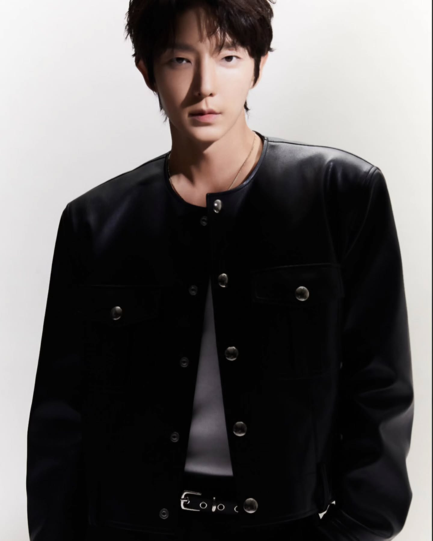 Lee Jun Ki hiện đang nằm trong Top 3 bảng xếp hạng &quot;Nam diễn viên chính xuất sắc nhất tháng Năm&quot; của giải thưởng Netizen Awards, một lần nữa khẳng định sự hiện diện của mình với diễn xuất đa dạng, vượt qua nhiều thể loại. Lee Jun Ki vừa tổ chức kỷ niệm 24 năm ngày ra mắt vào tháng 4/2025.