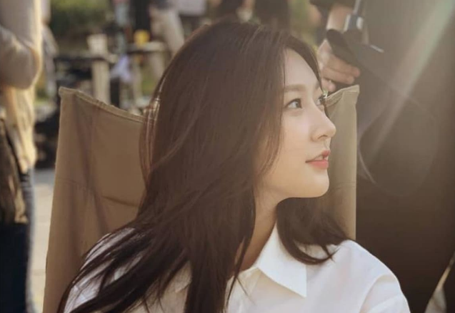 K-scandal cũng ảnh hưởng đến tinh thần toàn bộ ê kíp sản xuất trong tác phẩm cuối cùng của cố nghệ sĩ Kim Sae Ron, Guitar Man dự kiến phát hành vào ngày 30/5. Đạo diễn Lee Sun Jung chia sẻ: " Người đã khuất không nói gì, nhưng có rất nhiều tiếng ồn do tranh chấp pháp lý liên quan đến người đã khuất, vì vậy rất khó để tiếp tục xem trong khi dựng phim. Thay vì cảm thấy mệt mỏi với những bài viết gần đây, tôi hy vọng mọi người có thể quên đi chúng thông qua Guitar Man. Tôi chỉ muốn nhắc nhở người hâm mộ hãy chỉ nhớ về khuôn mặt tươi cười rạng rỡ của Kim Sae Ron". Guitar Man là một bộ phim ca nhạc mô tả sự mất mát, tình yêu và hành trình của một nghệ sĩ guitar thiên tài, người cố gắng tìm kiếm hy vọng thông qua âm nhạc và những mối quan hệ ngay cả trong thực tế khó khăn.