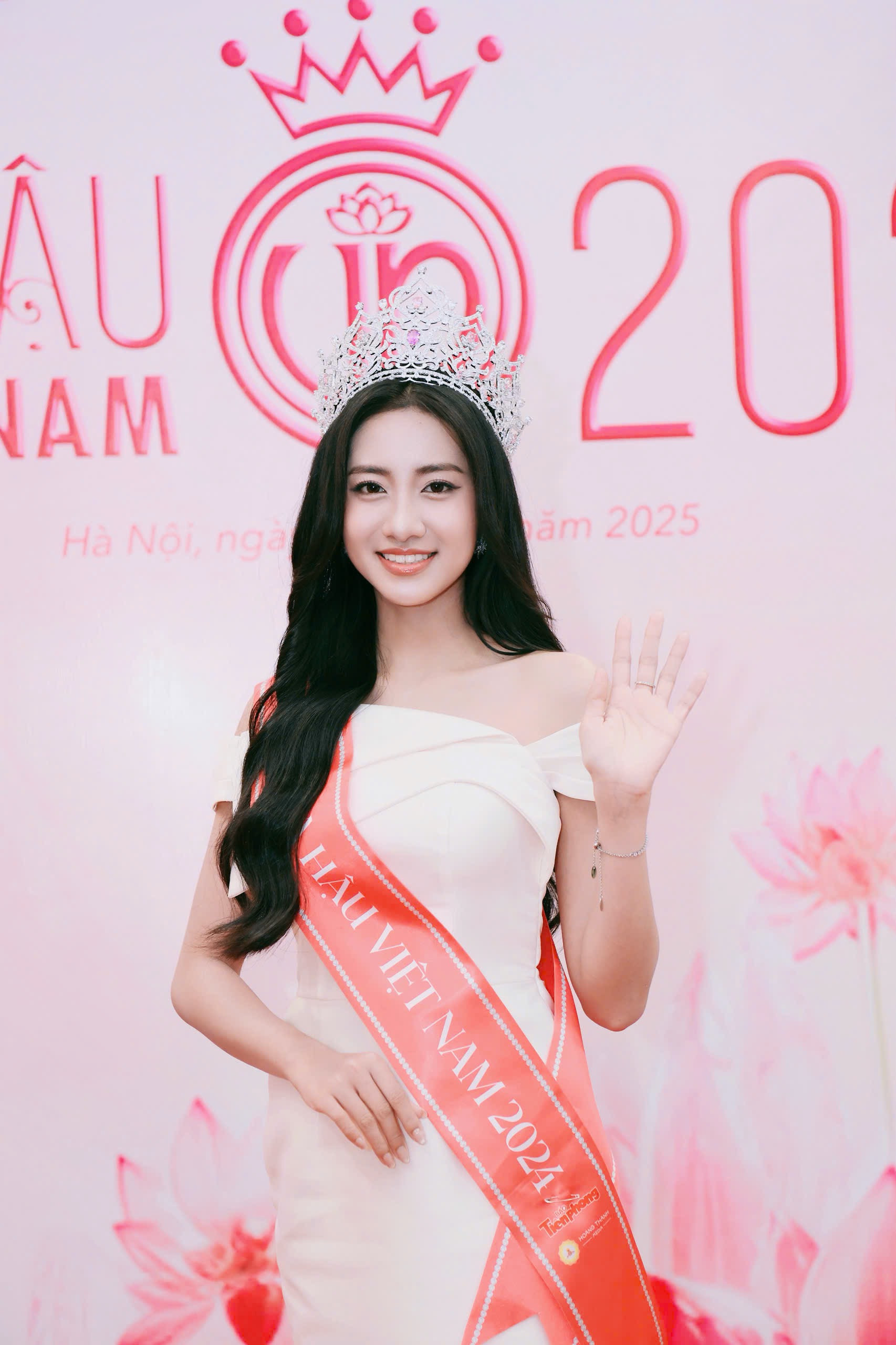 Trong suốt cuộc thi, tân Hoa hậu Việt Nam Hà Trúc Linh đã cho thấy sự nỗ lực và bứt phá qua từng thử thách. Không chỉ sở hữu vẻ ngoài 'sáng', Hoa khôi trường ĐH Tài chính – Marketing còn gây ấn tượng bởi năng lượng tích cực, sự nhiệt tình trách nhiệm và khả năng ứng biến cũng như truyền cảm hứng trong cuộc sống. Đặc biệt, câu trả lời về AI trong phần thi ứng xử của Trúc Linh tại đêm chung kết đã gây ấn tượng mạnh với không chỉ với giám khảo mà đông đảo khán giả. Theo đánh giá chuyên môn, câu hỏi về AI là câu hỏi khó, từ đó khó chạm đến độ lấp lánh khi trả lời. Và với câu trả lời mang tính quyết định của Trúc Linh ở phần thi dù chỉ chiếm 10% cơ cấu điểm cho thấy khả năng tư duy nhạy bén và sự tự tin của một người trẻ, đặc biệt là của người phụ nữ trong thời đại mới. Trong suốt cuộc thi, tân Hoa hậu Việt Nam Hà Trúc Linh đã cho thấy sự nỗ lực và bứt phá qua từng thử thách. Không chỉ sở hữu vẻ ngoài 'sáng', Hoa khôi trường ĐH Tài chính – Marketing còn gây ấn tượng bởi năng lượng tích cực, sự nhiệt tình trách nhiệm và khả năng ứng biến cũng như truyền cảm hứng trong cuộc sống. Đặc biệt, câu trả lời về AI trong phần thi ứng xử của Trúc Linh tại đêm chung kết đã gây ấn tượng mạnh với không chỉ với giám khảo mà đông đảo khán giả. Theo đánh giá chuyên môn, câu hỏi về AI là câu hỏi khó, từ đó khó chạm đến độ lấp lánh khi trả lời. Và với câu trả lời mang tính quyết định của Trúc Linh ở phần thi dù chỉ chiếm 10% cơ cấu điểm cho thấy khả năng tư duy nhạy bén và sự tự tin của một người trẻ, đặc biệt là của người phụ nữ trong thời đại mới.