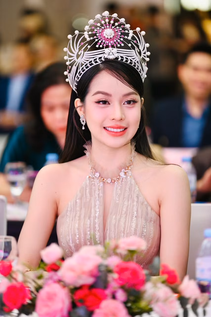 Hoa hậu Huỳnh Thị Thanh Thuỷ: "Dù lịch trình bận rộn nhưng tôi ý thức được vai trò của mình với cuộc thi. Tôi mong rằng sự xuất hiện, đồng hành của mình truyền cảm hứng cho các thí sinhHoa hậu Việt Nam 2024. Tôi hy vọng có cơ hội giao lưu thật nhiều với các thí sinh cũng như kỳ vọng người kế nhiệm cống hiến cho đất nước, thực hiện sứ mệnh cộng đồng để giữ gìn uy tín cuộc thi, chinh phục lòng mến mộ của khán giả cả nước".