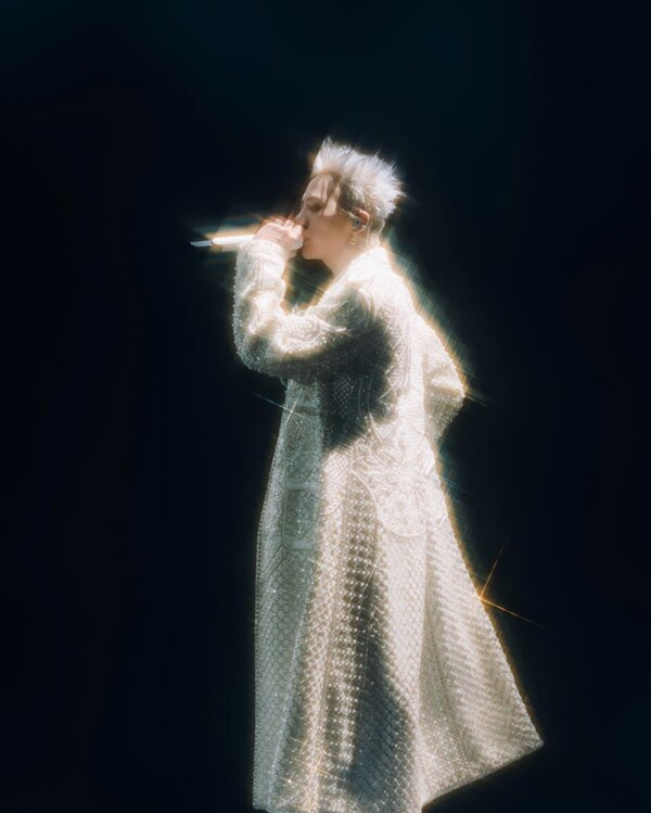 G-Dragon đang tích cực giao lưu với người hâm mộ toàn cầu thông qua chuyến lưu diễn vòng quanh thế giới đang diễn ra của mình. Anh ấy một lần nữa chứng minh được tính biểu tượng và sự độc đáo của mình với tư cách là một rapper, không chỉ trong âm nhạc mà còn trong phong cách, thông điệp và sự hiện diện trên sân khấu. G-Dragon sẽ bắt đầu tại Newark, Hoa Kỳ vào ngày 22/8, sau đó đến Las Vegas vào ngày 31/8 và Los Angeles vào ngày 5/9. Anh sẽ tiếp tục biểu diễn tại Paris, Pháp vào ngày 20/9. Trong khi đó, G-Dragon, người đã hoàn thành thành công các buổi biểu diễn tại Tokyo, Bulacan, Osaka và Macau, sẽ tiếp tục các buổi biểu diễn tại Úc của mình tại Sydney vào ngày 2 và 3/7, và tại Melbourne vào ngày 6 và 7/7. Đài Bắc, Kuala Lumpur, Jakarta, Bangkok (2/8), Hồng Kông ngày bổ sung sẽ được thông báo sau.