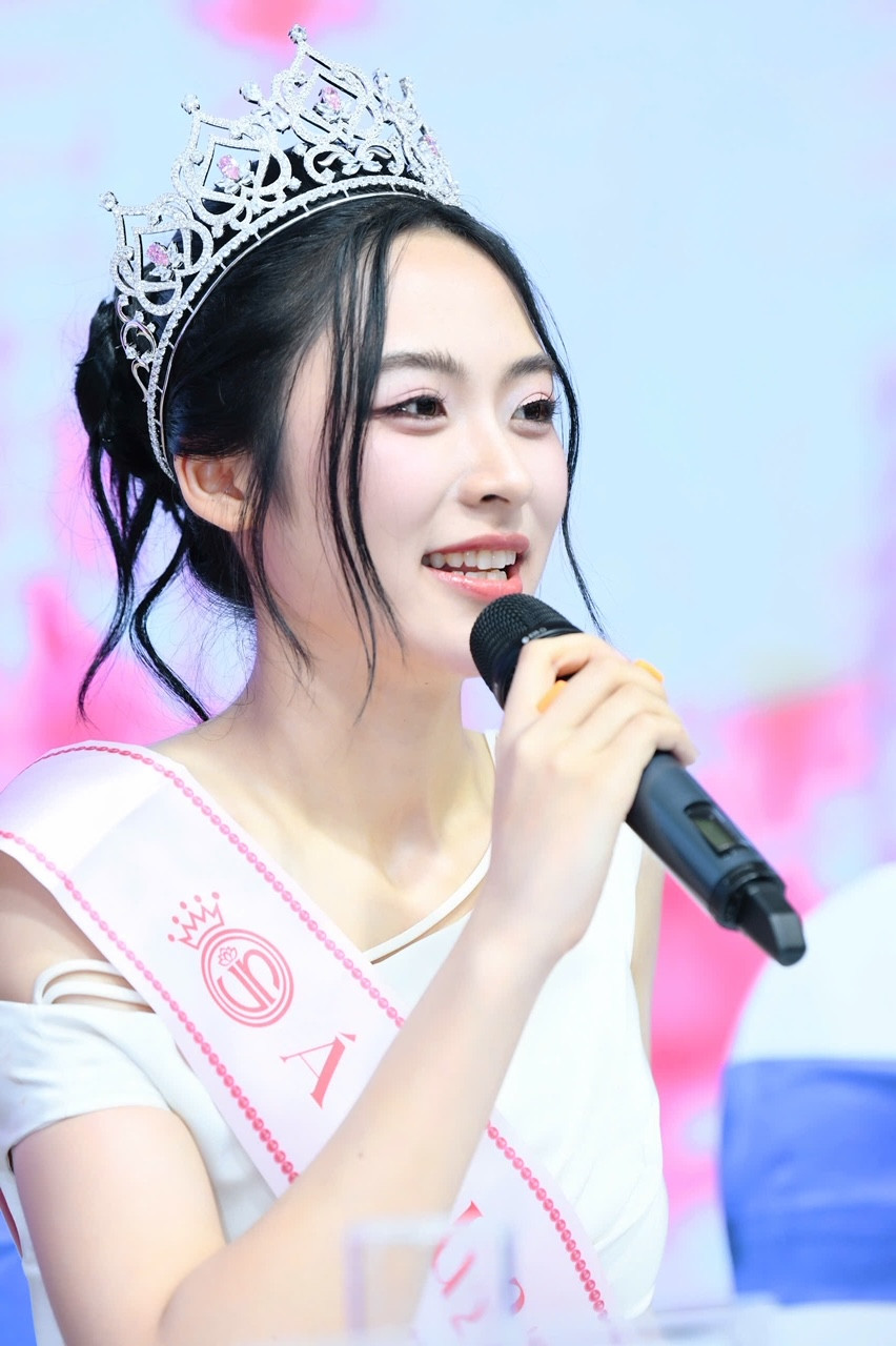 Buổi gặp gỡ báo chí đầu tiên của Top 3 tại thủ đô Hà Nội diễn ra đúng vào ngày 1/7, cũng là ngày đánh dấu sự kiện trọng đại, ý nghĩa với quê hương Hải Phòng của Vân Nhi. Cô kỳ vọng, sau khi sáp nhập, quê hương sẽ có bước phát triển mới về kinh tế và các lĩnh vực khác: "Vùng trời quê hương nào cũng là bầu trời Tổ quốc, chúng ta đến từ đâu cũng là người con máu đỏ da vàng”. Á hậu Vân Nhi chia sẻ, cô chưa nghĩ tới chuyện tình cảm. Tuy nhiên, cô hạnh phúc khi nhận được rất nhiều tình yêu thương, sự quan tâm của gia đình, thầy cô, bạn bè và người hâm mộ. Ngoài ra, Vân Nhi "bật mí" cô thần tượng Hoa hậu Mai Phương Thúy. Buổi gặp gỡ báo chí đầu tiên của Top 3 tại thủ đô Hà Nội diễn ra đúng vào ngày 1/7, cũng là ngày đánh dấu sự kiện trọng đại, ý nghĩa với quê hương Hải Phòng của Vân Nhi. Cô kỳ vọng, sau khi sáp nhập, quê hương sẽ có bước phát triển mới về kinh tế và các lĩnh vực khác: "Vùng trời quê hương nào cũng là bầu trời Tổ quốc, chúng ta đến từ đâu cũng là người con máu đỏ da vàng”. Á hậu Vân Nhi chia sẻ, cô chưa nghĩ tới chuyện tình cảm. Tuy nhiên, cô hạnh phúc khi nhận được rất nhiều tình yêu thương, sự quan tâm của gia đình, thầy cô, bạn bè và người hâm mộ. Ngoài ra, Vân Nhi "bật mí" cô thần tượng Hoa hậu Mai Phương Thúy.