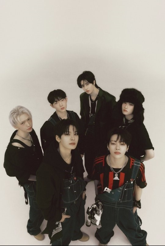 TEMPEST là nhóm nhạc đa quốc tịch với 6 thành viên người Hàn Quốc và 1 thành viên người Việt Nam. Thành viên Hanbin cũng chính là nam Idol K-pop người Việt đầu tiên được debut trong lịch sử ngành giải trí K-pop. Nhóm gần đây đã tích cực quảng bá cho mini-album thứ sáu RE: Full of Youth, đã lấp đầy sân khấu bằng nguồn năng lượng trẻ trung rực rỡ và độc đáo của mình thông qua ca khúc chủ đề Unfreeze. Đặc biệt, họ đã chứng minh được mức độ nổi tiếng toàn cầu của mình khi đạt vị trí số 1 trên "Bảng xếp hạng Album hàng đầu" của iTunes Việt Nam và tất cả các bài hát của họ đều nằm trong "Bảng xếp hạng Bài hát hàng đầu" ngay sau khi trở lại. Ngoài ra, TEMPEST đã tổ chức 2025 TEMPEST SHOW-CON RE: Full of Youth in Macau tại Nhà hát Broadway ở Macau vào ngày 11/5, hoàn thành buổi biểu diễn thành công trong sự quan tâm nồng nhiệt của người hâm mộ. TEMPEST là nhóm nhạc đa quốc tịch với 6 thành viên người Hàn Quốc và 1 thành viên người Việt Nam. Thành viên Hanbin cũng chính là nam Idol K-pop người Việt đầu tiên được debut trong lịch sử ngành giải trí K-pop. Nhóm gần đây đã tích cực quảng bá cho mini-album thứ sáu RE: Full of Youth, đã lấp đầy sân khấu bằng nguồn năng lượng trẻ trung rực rỡ và độc đáo của mình thông qua ca khúc chủ đề Unfreeze. Đặc biệt, họ đã chứng minh được mức độ nổi tiếng toàn cầu của mình khi đạt vị trí số 1 trên "Bảng xếp hạng Album hàng đầu" của iTunes Việt Nam và tất cả các bài hát của họ đều nằm trong "Bảng xếp hạng Bài hát hàng đầu" ngay sau khi trở lại. Ngoài ra, TEMPEST đã tổ chức 2025 TEMPEST SHOW-CON RE: Full of Youth in Macau tại Nhà hát Broadway ở Macau vào ngày 11/5, hoàn thành buổi biểu diễn thành công trong sự quan tâm nồng nhiệt của người hâm mộ.