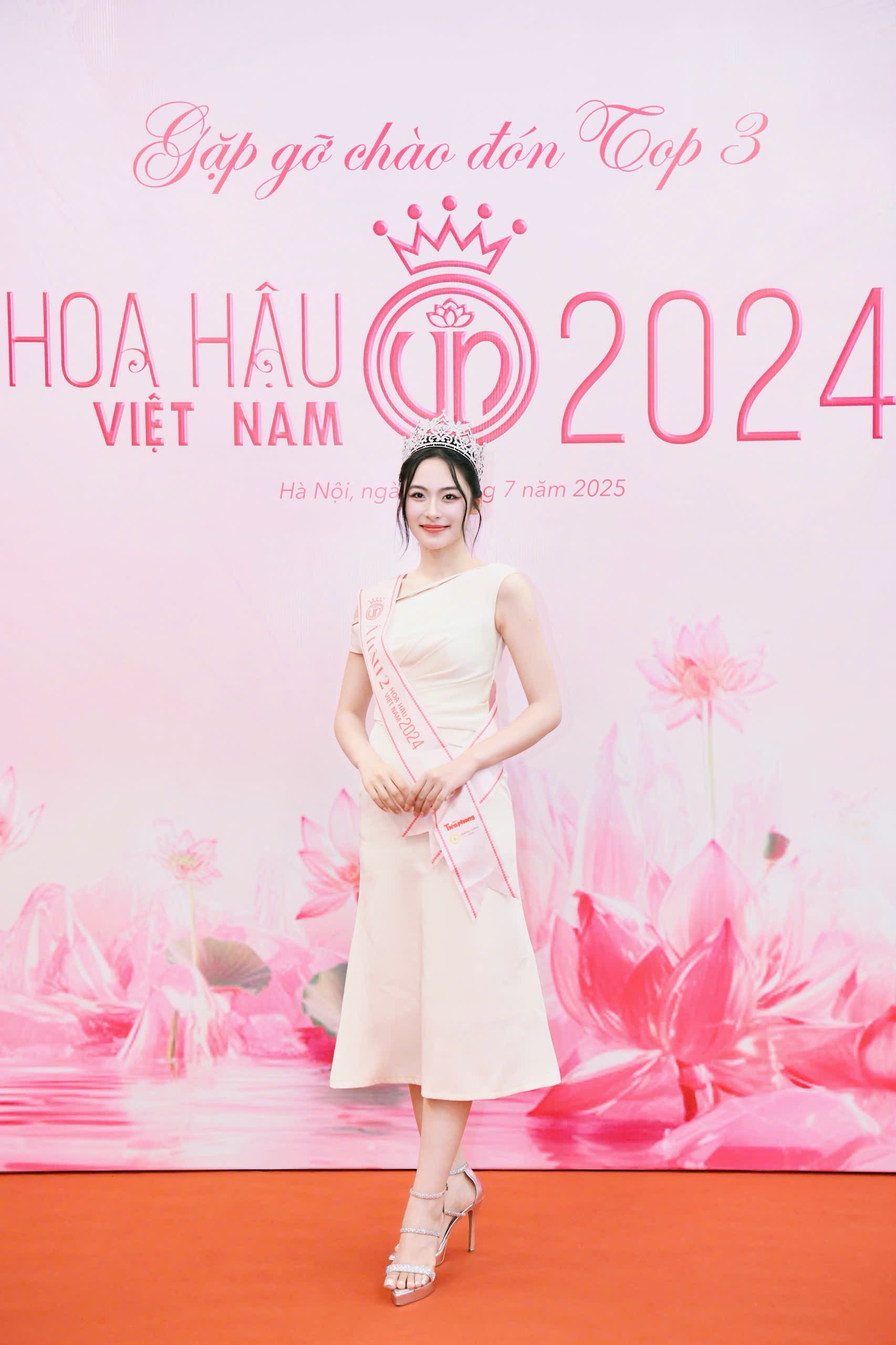 Sở hữu vẻ đẹp thanh tú 'gây thương nhớ' và chiều cao ấn tượng, cùng gương mặt mộc được đánh giá đẹp nhất cuộc thi, Á hậu 2 Vân Nhi luôn tạo cảm giác 'hút mắt' cho người đối diện. Một trong những điểm đặc biệt nhất của cô gái đến từ Hải Phòng này là cá tính nổi bật cùng với sự sắc sảo khi trả lời vấn đáp của hội đồng chuyên môn. Sở hữu vẻ đẹp thanh tú 'gây thương nhớ' và chiều cao ấn tượng, cùng gương mặt mộc được đánh giá đẹp nhất cuộc thi, Á hậu 2 Vân Nhi luôn tạo cảm giác 'hút mắt' cho người đối diện. Một trong những điểm đặc biệt nhất của cô gái đến từ Hải Phòng này là cá tính nổi bật cùng với sự sắc sảo khi trả lời vấn đáp của hội đồng chuyên môn.