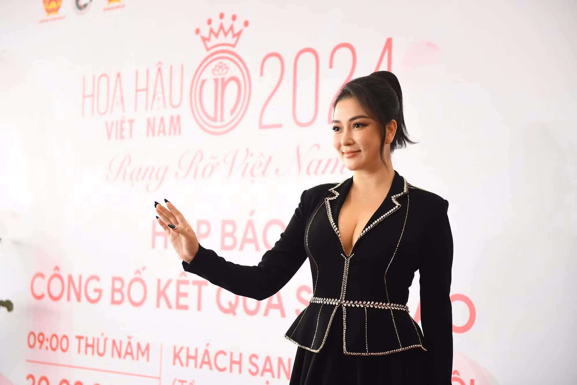 "Tôi vài ngày trước khác hơn hôm nay. Tôi lúc đó mang vẻ đẹp khác, có thể chưa tròn. Nhưng hôm nay, tôi đã tròn trịa hơn, đẹp hơn. Các bạn thí sinh cũng vậy. Họ sẽ hoàn thiện và trưởng thành hơn theo từng chặng đường của cuộc thi", Hoa hậu Nguyễn Thị Huyền chia sẻ.