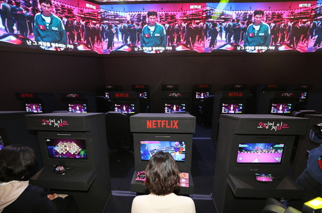 Các phóng viên đang trải nghiệm trò chơi Squid Game tại khu vực trải nghiệm loạt phim Squid Game Season 2 của Netflix được tổ chức tại Dongdaemun Design Plaza (DDP) ở Jung Gu, Seoul. Theo phân tích của Ampere, một công ty phân tích thị trường truyền thông toàn cầu, nội dung Hàn Quốc trên Netflix, bao gồm phim truyền hình, phim điện ảnh và chương trình giải trí Hàn Quốc, đang được ưa chuộng trên toàn cầu, sau nội dung Hollywood của Mỹ. Hàn Quốc hiện chiếm 85 (17%) trong số 500 chương trình và phim không phải của Mỹ phổ biến nhất trên Netflix. Nội dung Hàn Quốc đóng vai trò quan trọng trong thành công toàn cầu của Netflix, thúc đẩy lượng người xem ổn định với những bộ phim ăn khách như Squid Game và Kingdom. Phân tích đã chỉ ra rằng bí quyết thành công của nội dung Hàn Quốc nằm ở chiến lược cấp phép và sản xuất nội dung lâu đời. Hơn một nửa số phim Hàn Quốc trong Top 100 trên Netflix vào nửa cuối năm ngoái là tác phẩm gốc, 31% là phim độc quyền của Netflix và phần lớn trong số đó được cung cấp bởi CJ ENM, một công ty nội dung lớn của Hàn Quốc. Tận dụng hiện tượng 'Làn sóng Hàn Quốc toàn cầu', các công ty nội dung Hàn Quốc quyết định các khoản đầu tư quy mô lớn vào nội dung Hàn Quốc của Netflix và hợp tác mở rộng với các hãng phim ở nước ngoài để giúp duy trì sự bùng nổ này trong tương lai, ít nhất là đến năm 2028. Các phóng viên đang trải nghiệm trò chơi Squid Game tại khu vực trải nghiệm loạt phim Squid Game Season 2 của Netflix được tổ chức tại Dongdaemun Design Plaza (DDP) ở Jung Gu, Seoul. Theo phân tích của Ampere, một công ty phân tích thị trường truyền thông toàn cầu, nội dung Hàn Quốc trên Netflix, bao gồm phim truyền hình, phim điện ảnh và chương trình giải trí Hàn Quốc, đang được ưa chuộng trên toàn cầu, sau nội dung Hollywood của Mỹ. Hàn Quốc hiện chiếm 85 (17%) trong số 500 chương trình và phim không phải của Mỹ phổ biến nhất trên Netflix. Nội dung Hàn Quốc đóng vai trò quan trọng trong thành công toàn cầu của Netflix, thúc đẩy lượng người xem ổn định với những bộ phim ăn khách như Squid Game và Kingdom. Phân tích đã chỉ ra rằng bí quyết thành công của nội dung Hàn Quốc nằm ở chiến lược cấp phép và sản xuất nội dung lâu đời. Hơn một nửa số phim Hàn Quốc trong Top 100 trên Netflix vào nửa cuối năm ngoái là tác phẩm gốc, 31% là phim độc quyền của Netflix và phần lớn trong số đó được cung cấp bởi CJ ENM, một công ty nội dung lớn của Hàn Quốc. Tận dụng hiện tượng 'Làn sóng Hàn Quốc toàn cầu', các công ty nội dung Hàn Quốc quyết định các khoản đầu tư quy mô lớn vào nội dung Hàn Quốc của Netflix và hợp tác mở rộng với các hãng phim ở nước ngoài để giúp duy trì sự bùng nổ này trong tương lai, ít nhất là đến năm 2028.