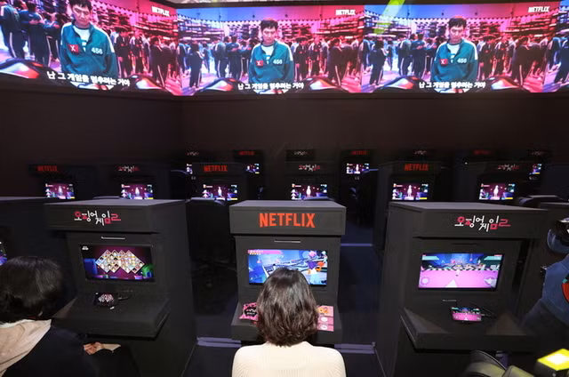 Các phóng viên đang trải nghiệm trò chơi Squid Game tại khu vực trải nghiệm loạt phim Squid Game Season 2 của Netflix được tổ chức tại Dongdaemun Design Plaza (DDP) ở Jung Gu, Seoul. Theo phân tích của Ampere, một công ty phân tích thị trường truyền thông toàn cầu, nội dung Hàn Quốc trên Netflix, bao gồm phim truyền hình, phim điện ảnh và chương trình giải trí Hàn Quốc, đang được ưa chuộng trên toàn cầu, sau nội dung Hollywood của Mỹ. Hàn Quốc hiện chiếm 85 (17%) trong số 500 chương trình và phim không phải của Mỹ phổ biến nhất trên Netflix. Nội dung Hàn Quốc đóng vai trò quan trọng trong thành công toàn cầu của Netflix, thúc đẩy lượng người xem ổn định với những bộ phim ăn khách như Squid Game và Kingdom. Phân tích đã chỉ ra rằng bí quyết thành công của nội dung Hàn Quốc nằm ở chiến lược cấp phép và sản xuất nội dung lâu đời. Hơn một nửa số phim Hàn Quốc trong Top 100 trên Netflix vào nửa cuối năm ngoái là tác phẩm gốc, 31% là phim độc quyền của Netflix và phần lớn trong số đó được cung cấp bởi CJ ENM, một công ty nội dung lớn của Hàn Quốc. Tận dụng hiện tượng 'Làn sóng Hàn Quốc toàn cầu', các công ty nội dung Hàn Quốc quyết định các khoản đầu tư quy mô lớn vào nội dung Hàn Quốc của Netflix và hợp tác mở rộng với các hãng phim ở nước ngoài để giúp duy trì sự bùng nổ này trong tương lai, ít nhất là đến năm 2028. Các phóng viên đang trải nghiệm trò chơi Squid Game tại khu vực trải nghiệm loạt phim Squid Game Season 2 của Netflix được tổ chức tại Dongdaemun Design Plaza (DDP) ở Jung Gu, Seoul. Theo phân tích của Ampere, một công ty phân tích thị trường truyền thông toàn cầu, nội dung Hàn Quốc trên Netflix, bao gồm phim truyền hình, phim điện ảnh và chương trình giải trí Hàn Quốc, đang được ưa chuộng trên toàn cầu, sau nội dung Hollywood của Mỹ. Hàn Quốc hiện chiếm 85 (17%) trong số 500 chương trình và phim không phải của Mỹ phổ biến nhất trên Netflix. Nội dung Hàn Quốc đóng vai trò quan trọng trong thành công toàn cầu của Netflix, thúc đẩy lượng người xem ổn định với những bộ phim ăn khách như Squid Game và Kingdom. Phân tích đã chỉ ra rằng bí quyết thành công của nội dung Hàn Quốc nằm ở chiến lược cấp phép và sản xuất nội dung lâu đời. Hơn một nửa số phim Hàn Quốc trong Top 100 trên Netflix vào nửa cuối năm ngoái là tác phẩm gốc, 31% là phim độc quyền của Netflix và phần lớn trong số đó được cung cấp bởi CJ ENM, một công ty nội dung lớn của Hàn Quốc. Tận dụng hiện tượng 'Làn sóng Hàn Quốc toàn cầu', các công ty nội dung Hàn Quốc quyết định các khoản đầu tư quy mô lớn vào nội dung Hàn Quốc của Netflix và hợp tác mở rộng với các hãng phim ở nước ngoài để giúp duy trì sự bùng nổ này trong tương lai, ít nhất là đến năm 2028.
