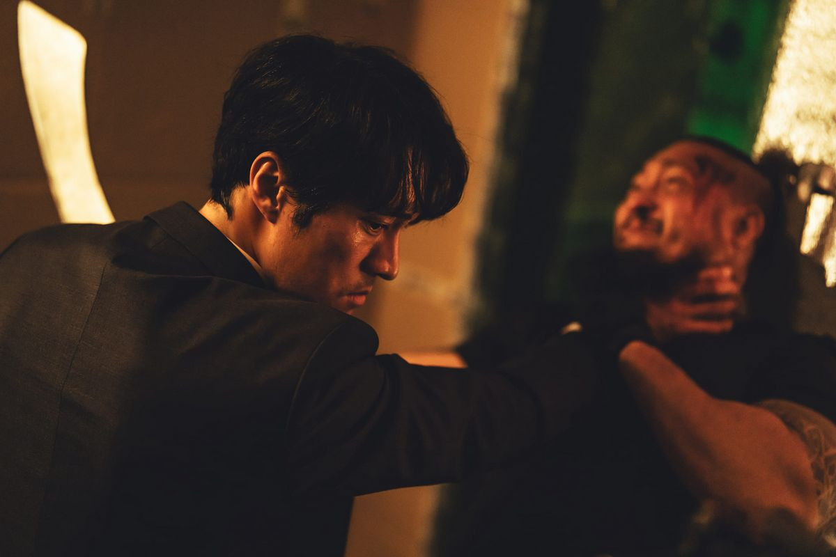 &quot;Tôi nhận được kịch bản mà không biết nó nói về điều gì. Tôi nghĩ rằng, kịch bản là thứ đầu tiên tôi nghĩ đến. Bản thân thể loại phim đen rất quý giá và không thể sản xuất được. Tôi không thể làm được, ngay cả khi tôi muốn&quot;, So Ji Sub chia sẻ.