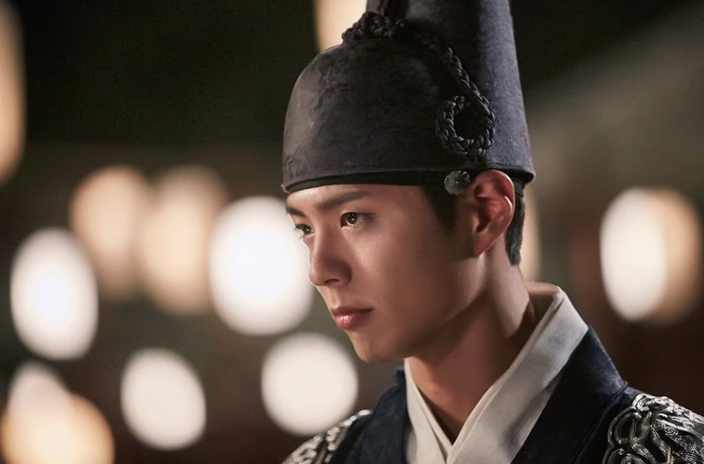 Park Bo Gum trong một cảnh quay trong Mây họa ánh trăng (2016).