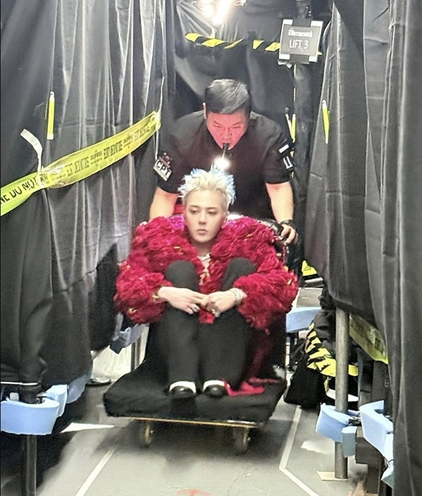 Ảnh hậu trường của G-Dragon trong G-DRAGON 2025 WORLD TOUR [Übermensch]. Ngày 21/6, G-Dragon sẽ biểu diễn trên sân khấu tại sự kiện K-STAR SPARK IN VIETNAM 2025, được tổ chức tại Sân vận động quốc gia Mỹ Đình ở Hà Nội, sau khoảng 13 năm.