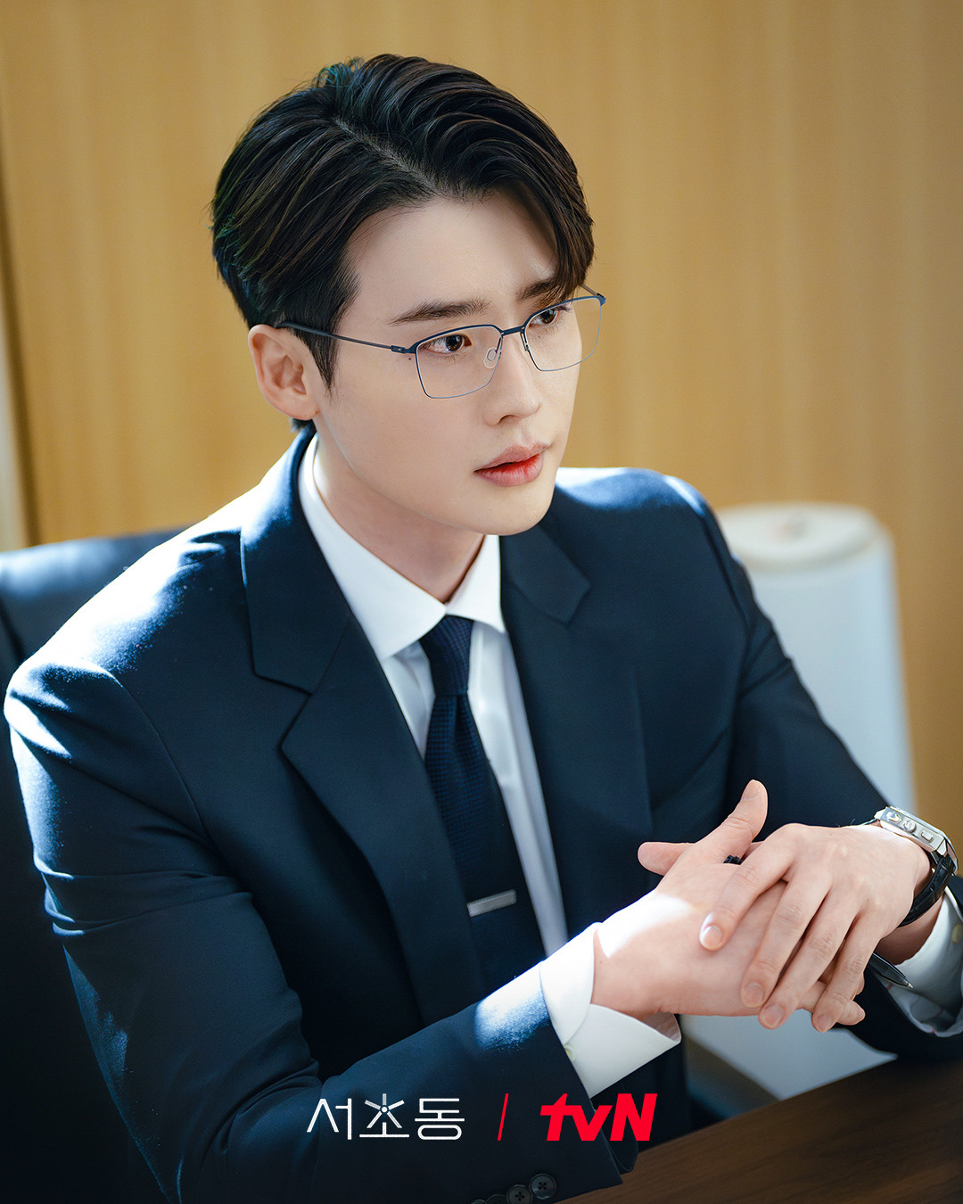 Lee Jong Suk nổi bật với tông giọng điềm tĩnh, phong thái điềm đạm, nắm bắt được chiều sâu trải nghiệm của nhân vật Ahn Ju Hyeong, sắc sảo và thông minh.