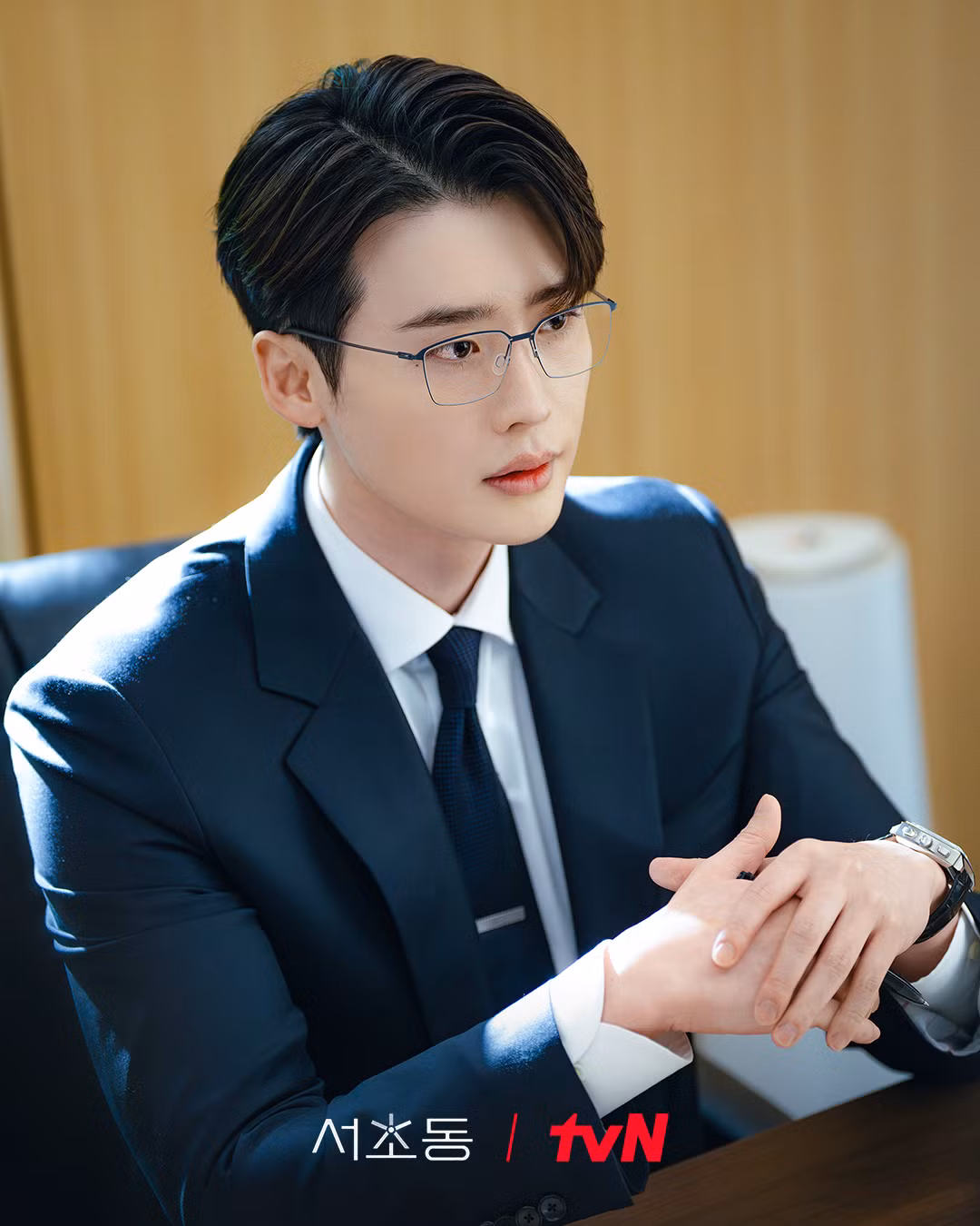Lee Jong Suk nổi bật với tông giọng điềm tĩnh, phong thái điềm đạm, nắm bắt được chiều sâu trải nghiệm của nhân vật Ahn Ju Hyeong, sắc sảo và thông minh.