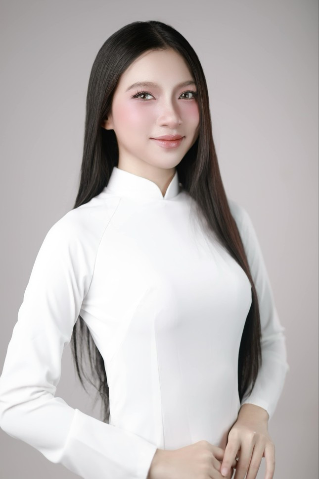 Nguyễn Đỗ Vũ Yến, thí sinh nổi bật đến từ khu vực miền Tây Nam Bộ: "Hoa hậu Việt Nam 2024 là một cột mốc quan trọng trong hành trình phát triển bản thân của mình. Điều khiến Vũ Yến ngưỡng mộ nhất chính là nguồn năng lượng tích cực mà Hoa hậu Huỳnh Thị Thanh Thủy mang lại, luôn truyền cảm hứng và động lực cho mọi người xung quanh. Tại Hoa hậu Việt Nam 2024, Vũ Yến sẽ mang đến hình ảnh thân thiện và mến khách của con người Tây Nam Bộ, đặc biệt là quê hương Tiền Giang, vùng đất trù phú với những con sông hiền hòa và vườn trái cây xum xuê. Nguyễn Đỗ Vũ Yến, thí sinh nổi bật đến từ khu vực miền Tây Nam Bộ: "Hoa hậu Việt Nam 2024 là một cột mốc quan trọng trong hành trình phát triển bản thân của mình. Điều khiến Vũ Yến ngưỡng mộ nhất chính là nguồn năng lượng tích cực mà Hoa hậu Huỳnh Thị Thanh Thủy mang lại, luôn truyền cảm hứng và động lực cho mọi người xung quanh. Tại Hoa hậu Việt Nam 2024, Vũ Yến sẽ mang đến hình ảnh thân thiện và mến khách của con người Tây Nam Bộ, đặc biệt là quê hương Tiền Giang, vùng đất trù phú với những con sông hiền hòa và vườn trái cây xum xuê.