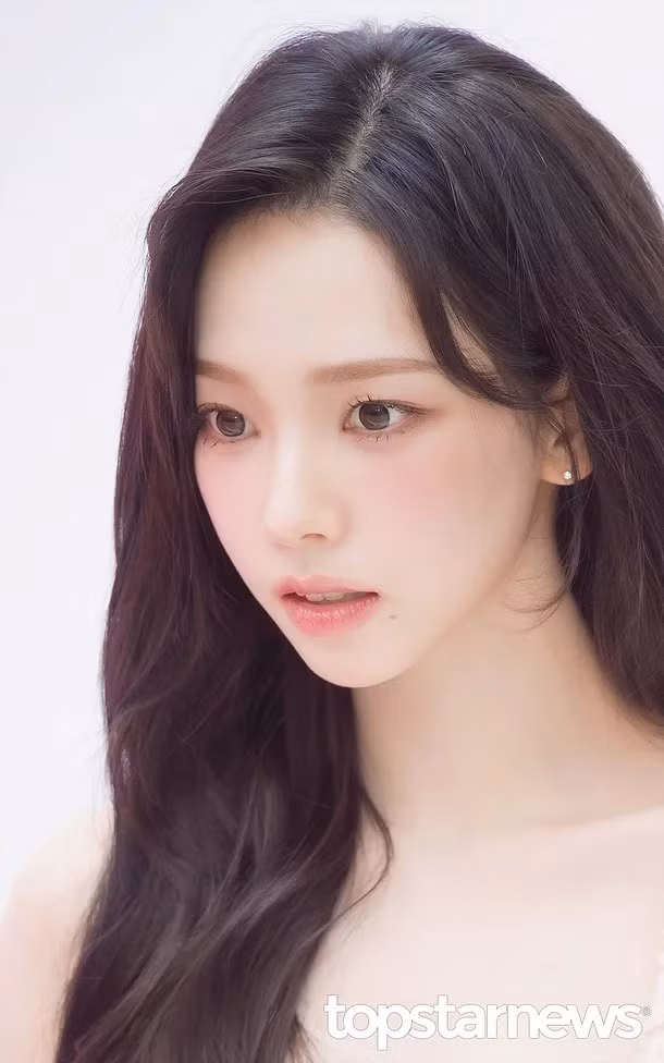 Karina của Aespa là người có độ nhận diện và độ nổi tiếng lớn nhất nhóm khi được mệnh danh 'mỹ nhân AI hot nhất K-pop'. Nhưng, sự thay đổi gần đây của cô được xem như dẫn đầu việc các thần tượng đang dần phá bỏ đi thứ tiêu chuẩn sắc đẹp hà khắc, vô lý do xã hội áp đặt lên các idol nữ, là phải có hình thể mảnh mai, nhỏ nhắn.