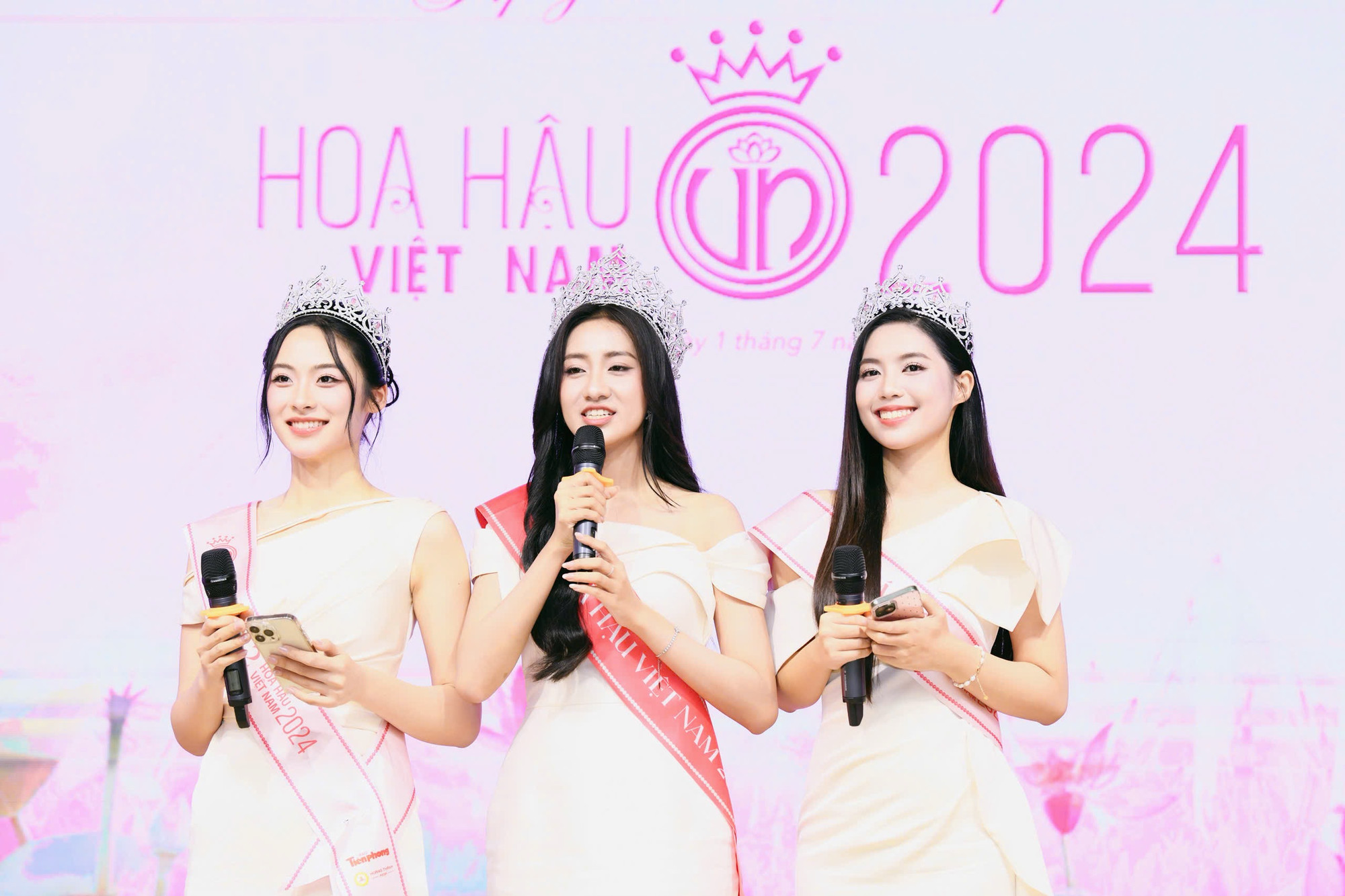 Hoa hậu Việt Nam 2024 Hà Trúc Linh cùng Á hậu 1 Trần Ngọc Châu Anh và Á hậu 2 Nguyễn Thị Vân Nhi ngẫu hứng với bài hát Việt Nam trong tôi là của nhạc sĩ Yến Lê. Hoa hậu Việt Nam 2024 Hà Trúc Linh cùng Á hậu 1 Trần Ngọc Châu Anh và Á hậu 2 Nguyễn Thị Vân Nhi ngẫu hứng với bài hát Việt Nam trong tôi là của nhạc sĩ Yến Lê.