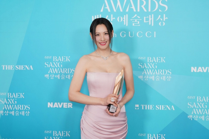 Những lời phát biểu ngắn gọn của Su Hyun, người đã nhận giải nữ diễn viên phụ xuất sắc nhất cho bộ phim The Ordinary Family tại Giải thưởng Nghệ thuật Baeksang lần thứ 61 cũng khiến khán giả bồi hồi, cảm giác Su Hyun đã có một quãng thời gian làm việc mà ở đó trường quay như là nhà : "Cảm ơn đạo diễn Huh Jin Ho rất nhiều vì đã cho phép tôi được là thành viên của Một gia đình bình thường. Thật vui khi được về nhà và đến trường quay. Tôi cũng muốn cảm ơn tất cả mọi người đã tạo ra một môi trường như vậy...".