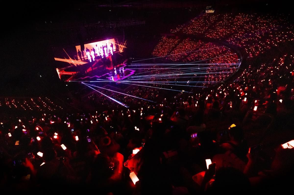 Hàng ngàn người hâm mộ tham dự buổi hòa nhạc gần đây của TWS, 2025 TWS TOUR ‘24/7:WITH:US’ IN SEOUL, tại Sân vận động trong nhà Jamsil của Seoul.