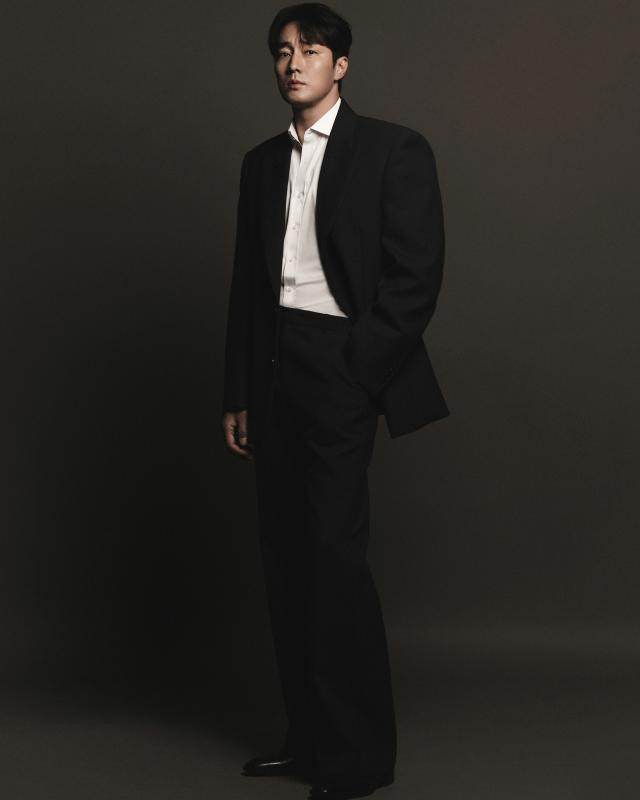 &quot;Diễn xuất có một sức hấp dẫn mà bạn không thể biết câu trả lời. Thật khó, nhưng bạn vẫn làm. Tôi không biết đó là gì. Bây giờ, tôi muốn tự nhủ với bản thân mình điều này: Cứ làm như trước đây thôi.Nhưng tôi phải làm tốt hơn&quot;, So Ji Sub.