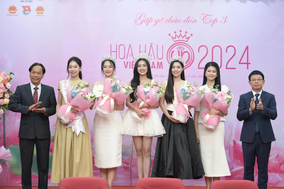 Nhà báo Phùng Công Sưởng - Tổng biên tập báo Tiền Phong (ngoài cùng bên phải) và nhà báo Lê Minh Toản - Phó Tổng biên tập báo Tiền Phong chào mừng Top 5 Hoa hậu Việt Nam 2024. Nhà báo Phùng Công Sưởng - Tổng biên tập báo Tiền Phong (ngoài cùng bên phải) và nhà báo Lê Minh Toản - Phó Tổng biên tập báo Tiền Phong chào mừng Top 5 Hoa hậu Việt Nam 2024.