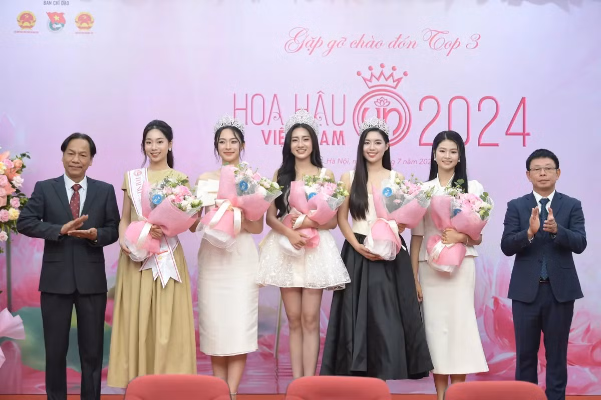 Nhà báo Phùng Công Sưởng - Tổng biên tập báo Tiền Phong (ngoài cùng bên phải) và nhà báo Lê Minh Toản - Phó Tổng biên tập báo Tiền Phong chào mừng Top 5 Hoa hậu Việt Nam 2024. Nhà báo Phùng Công Sưởng - Tổng biên tập báo Tiền Phong (ngoài cùng bên phải) và nhà báo Lê Minh Toản - Phó Tổng biên tập báo Tiền Phong chào mừng Top 5 Hoa hậu Việt Nam 2024.